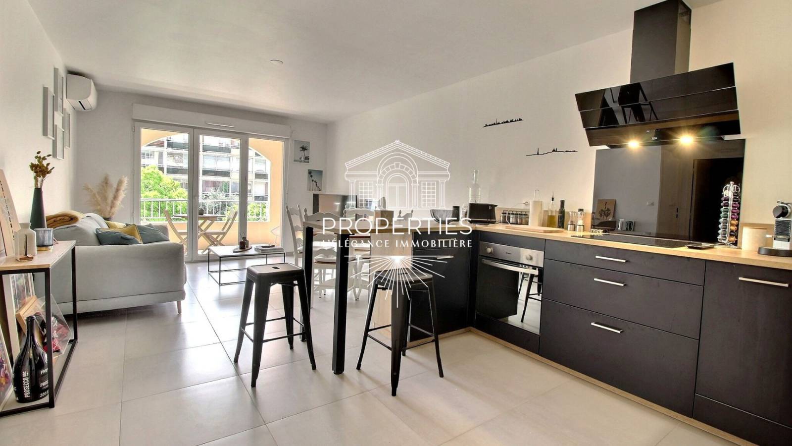 Grand T2 à la Favière proche commerces et plages avec terrasse et parking