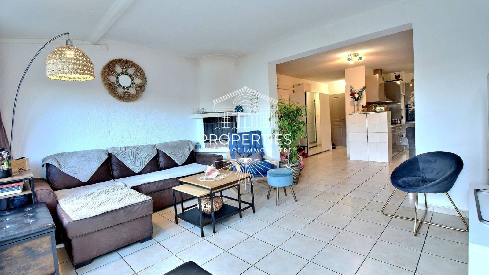 Disponible à l'achat grand T2 avec dressing et cuisine équipée en rez-de-jardin de jzrdin