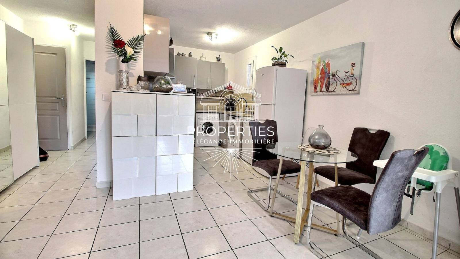 A vendrfe T2 dans résidence avec piscine au pin de Bormes dans le VAR