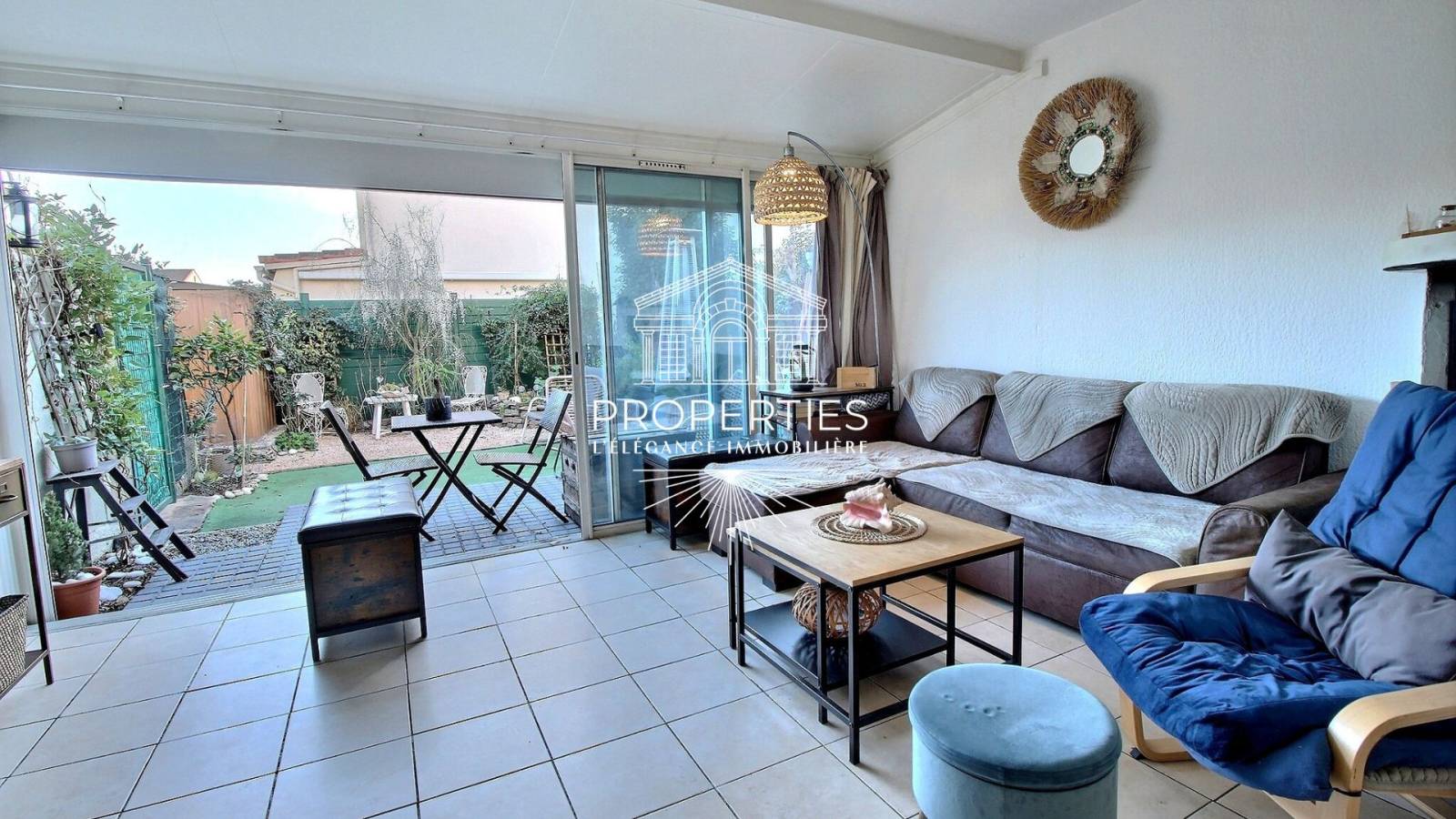 Dans le Var sur BORMES à vendre appartement T2 rénové en RDJ avec climatisation 