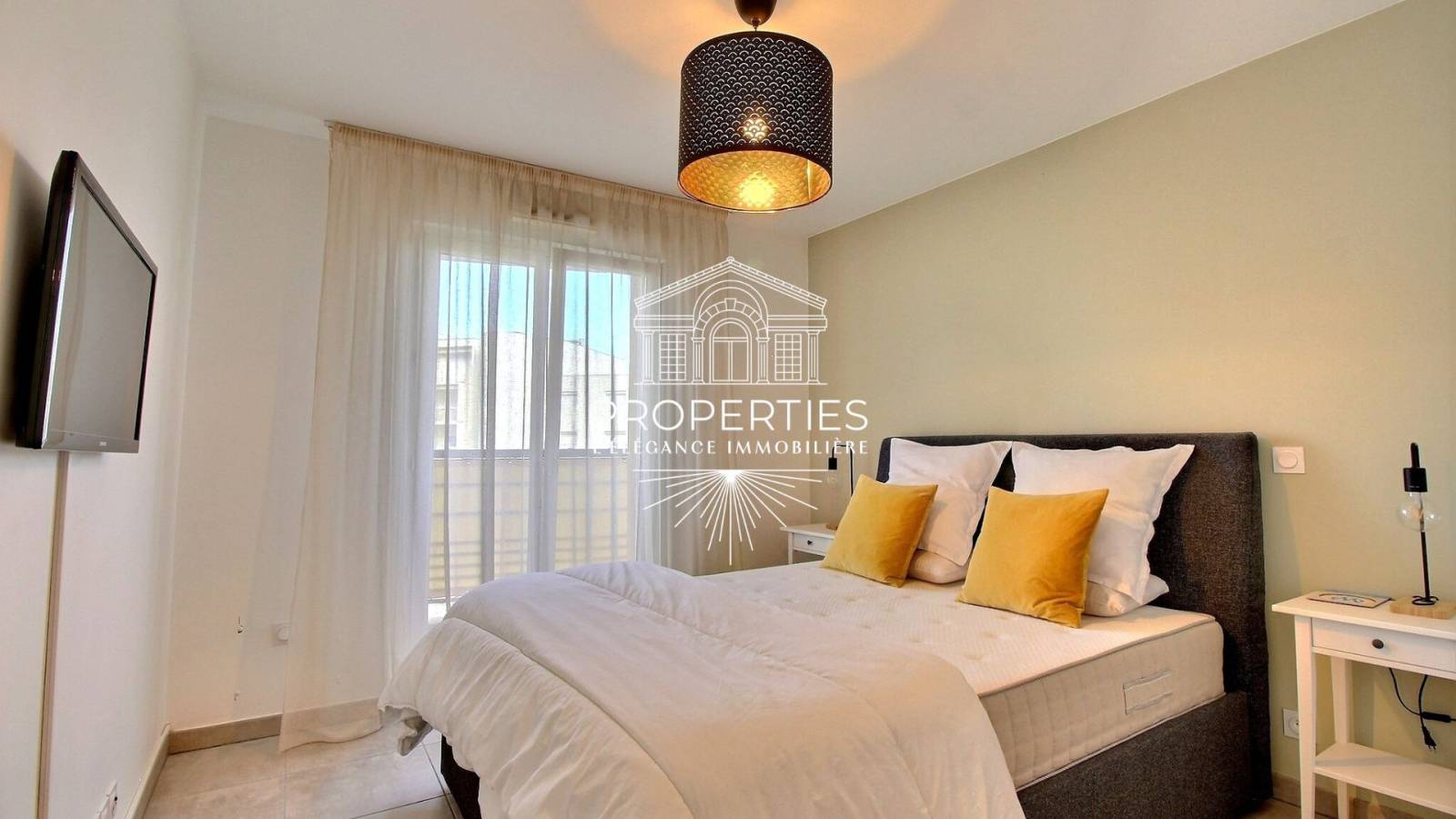 A la vente appartement T2 dans résidence avec ascenseur et terrasse au Lavandou 