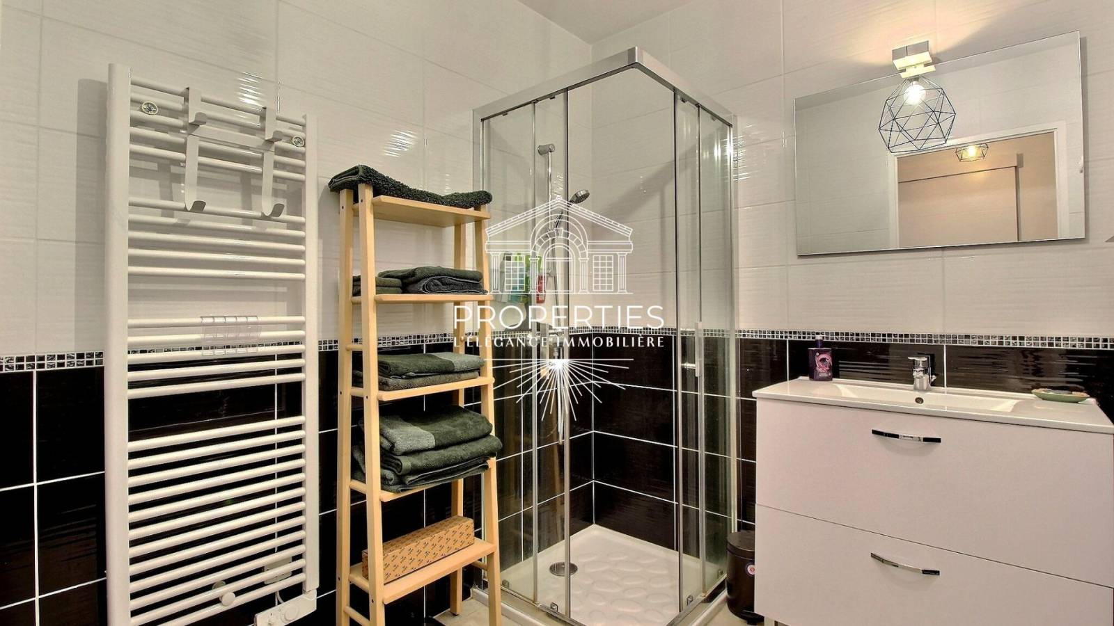 A vendre au Lavandou appartement une chambre avec terrasse et ascenseur 