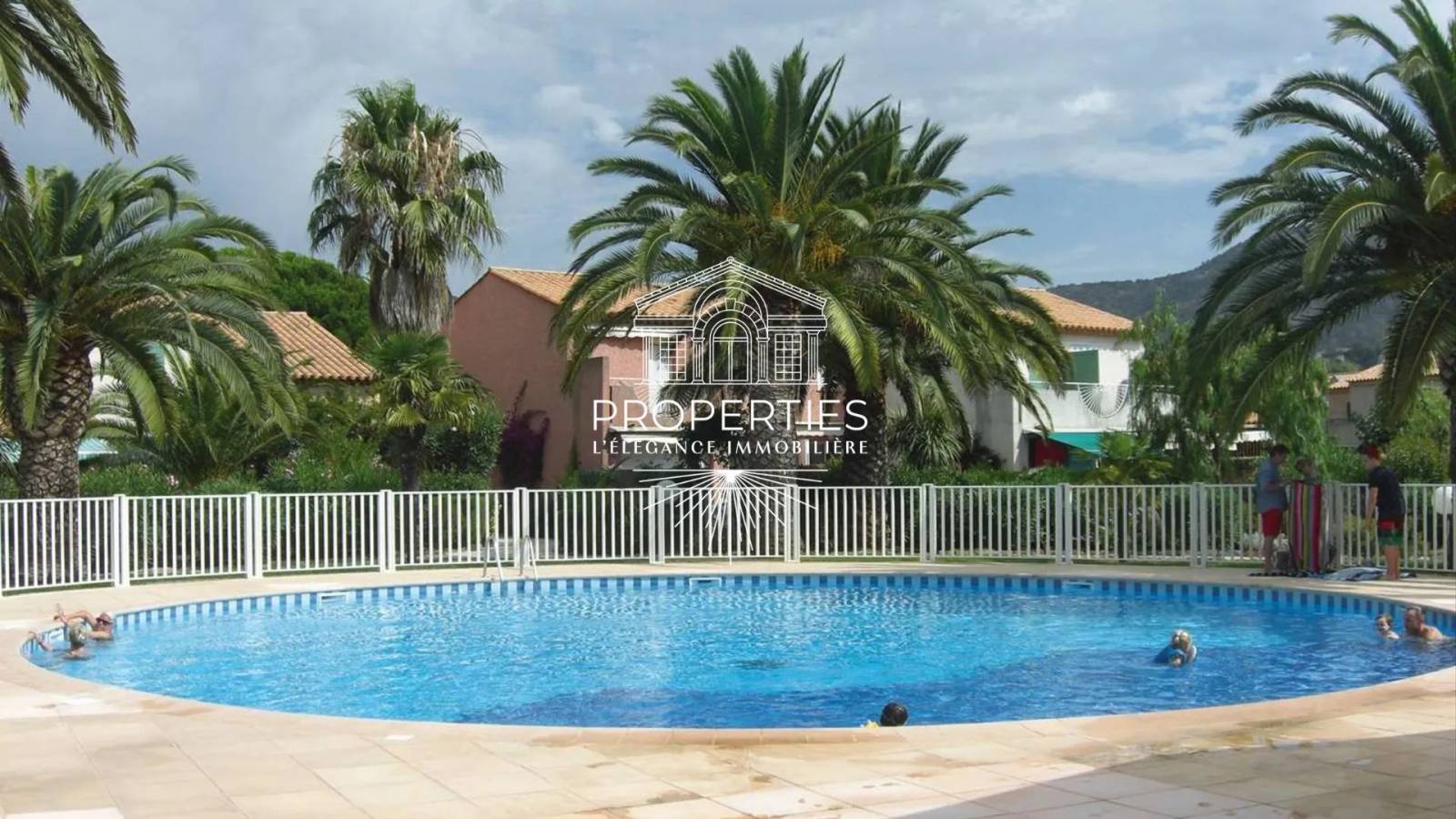 Mazet duplex avec jardinet, piscine et parking dans résidence sécurisée au Lavandou, proche plages