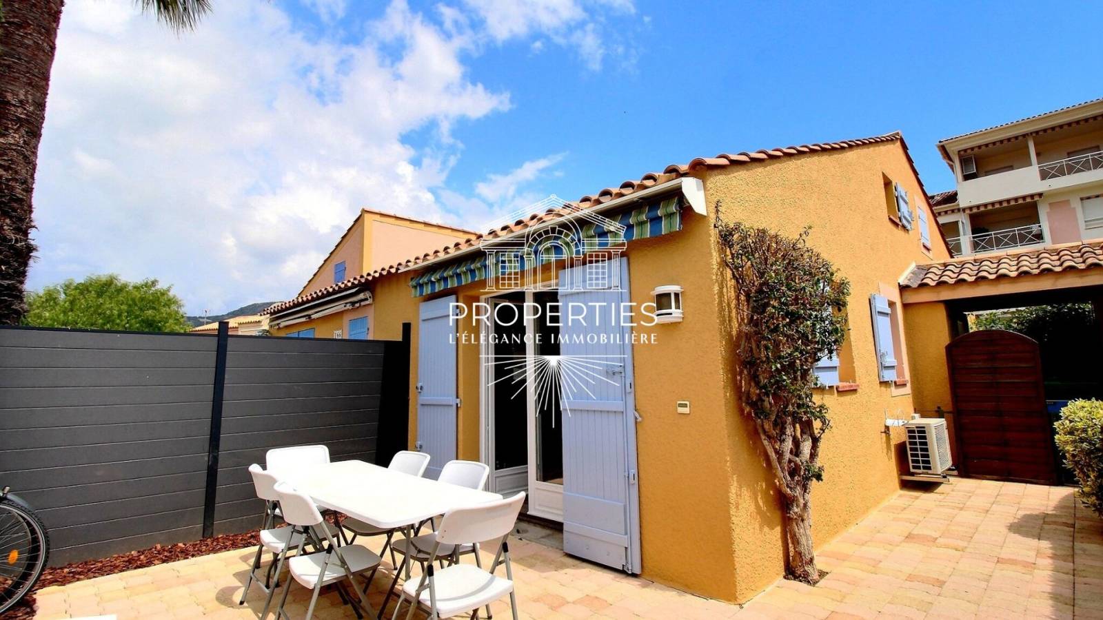 Mazet dans résidence avec piscine avec deux chambres au Lavandou 