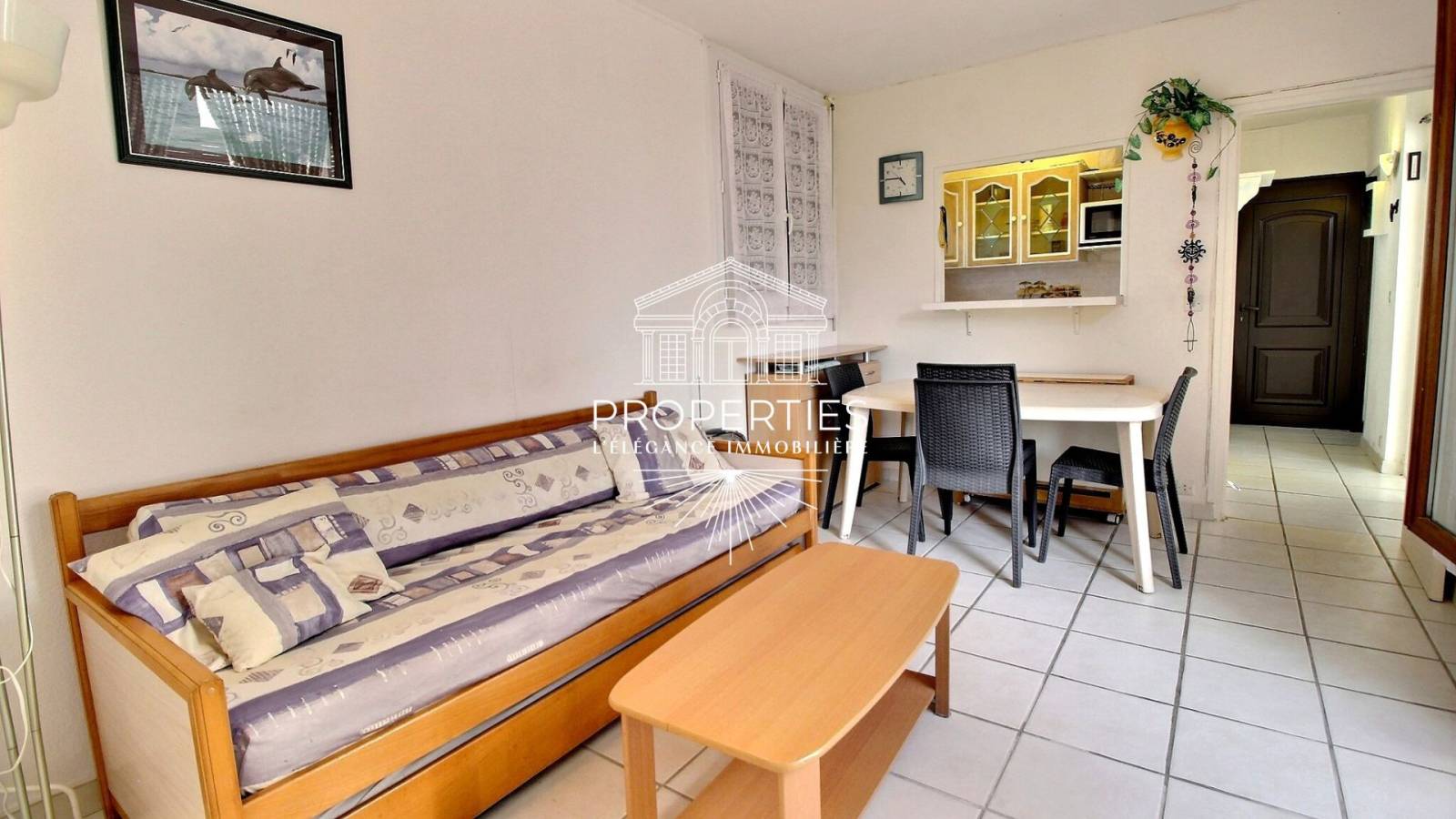 Appartement T3 avec terrasse, parking et 6 couchages à vendre à BORMES LES MIMOSAS à la Favière proche plages et commerces