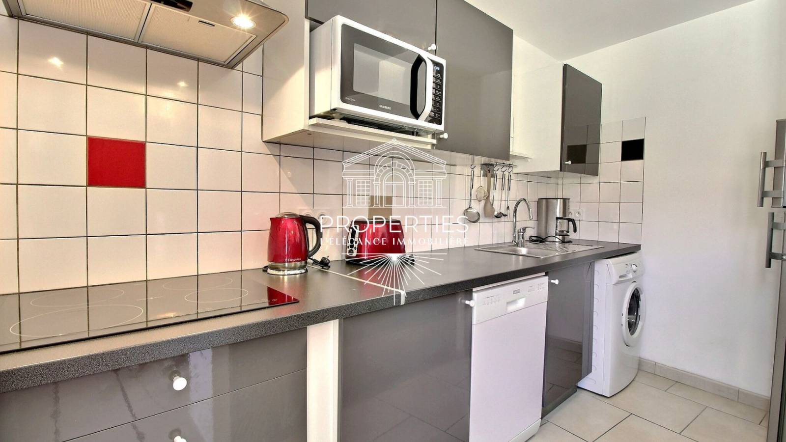 Entièrement rénové, situé dans une petite copropriété avec ascenseur, dans les rues piétonnes du Lavandou, à proximité de toutes les commodités et des plages. 