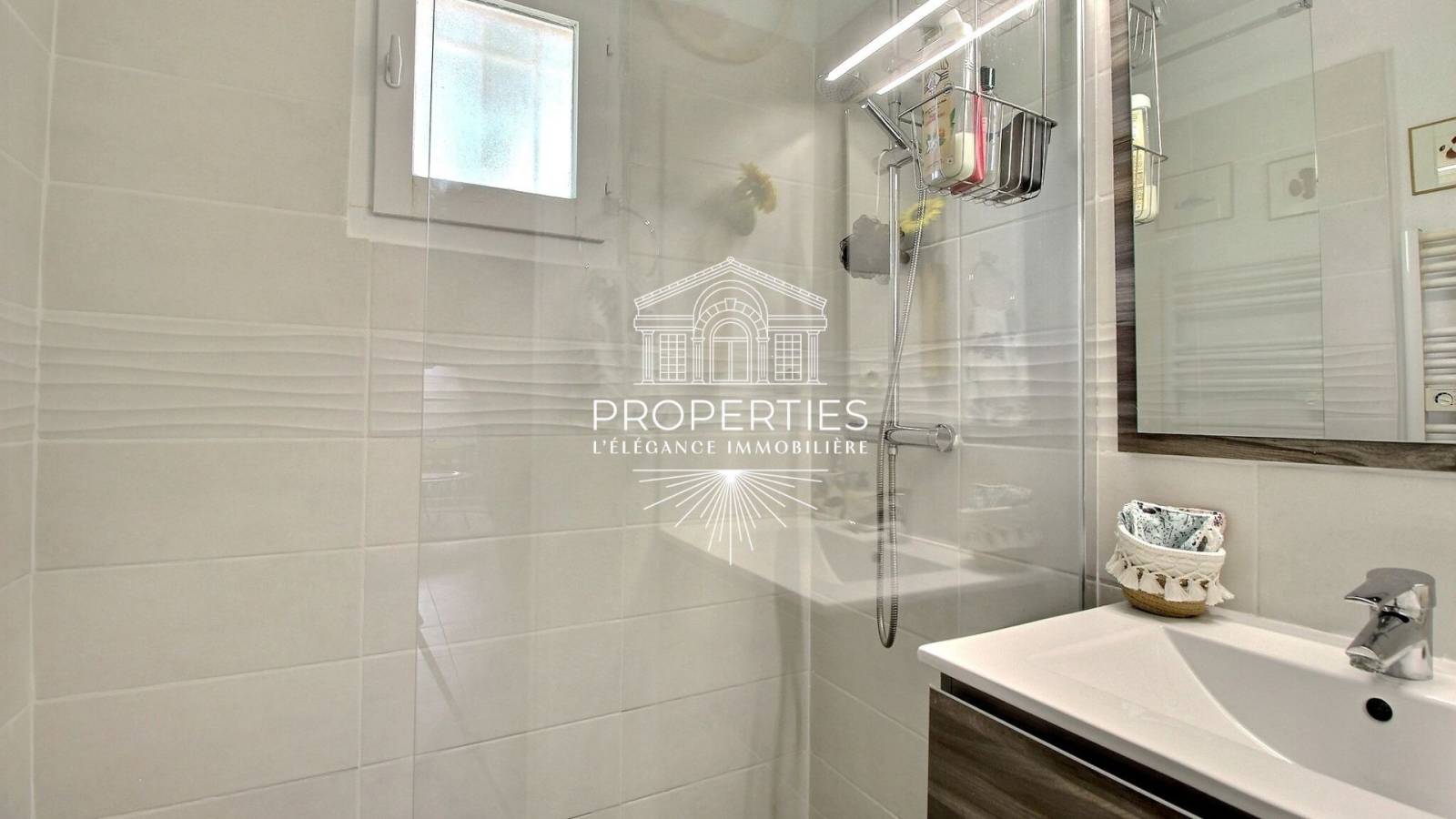 En vente T2 climatisé et au calme dans résidence recherchée du Lavandou 