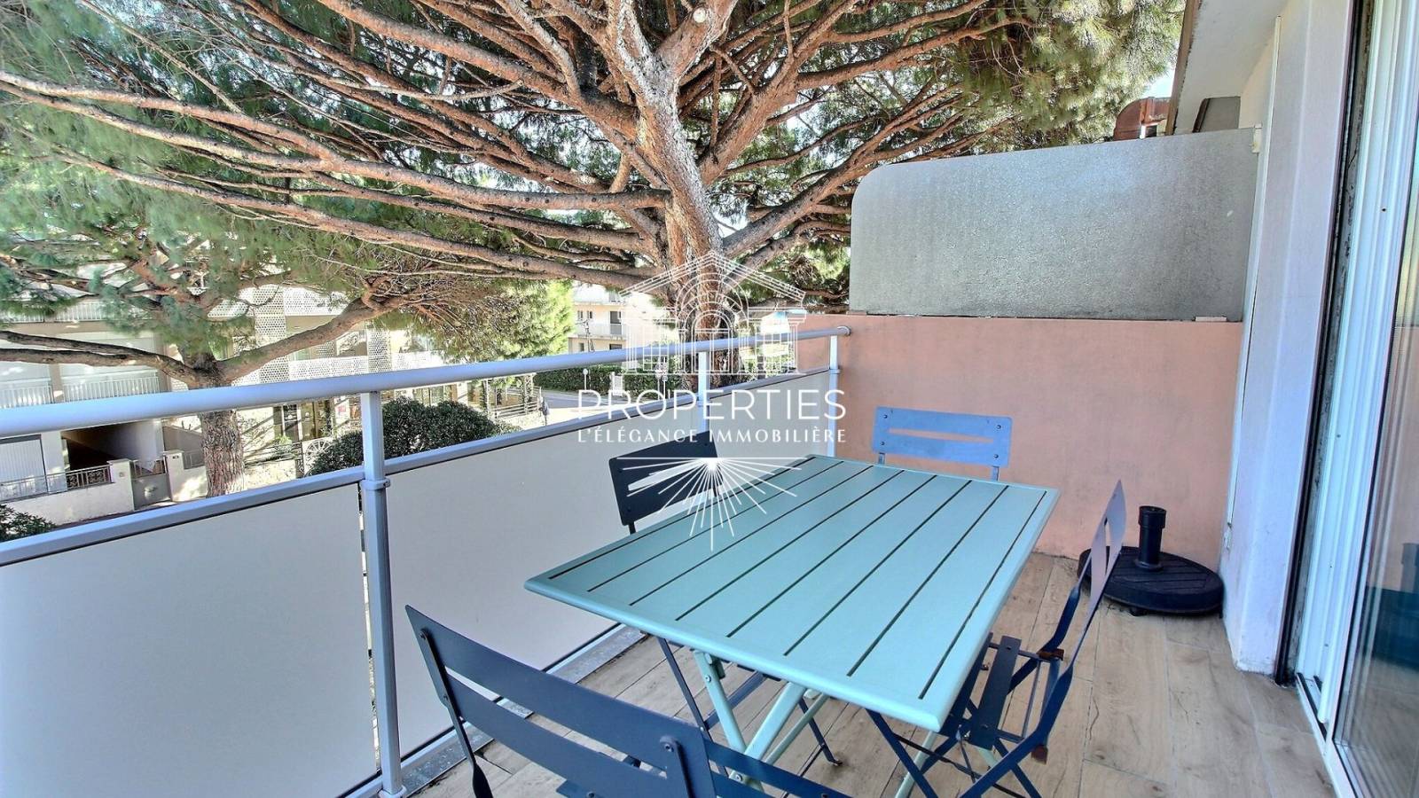 Appartement T3 rénové avec terrasse, aperçu mer et à 50 mètres de la plage a CAVALAIRE SUR MER.