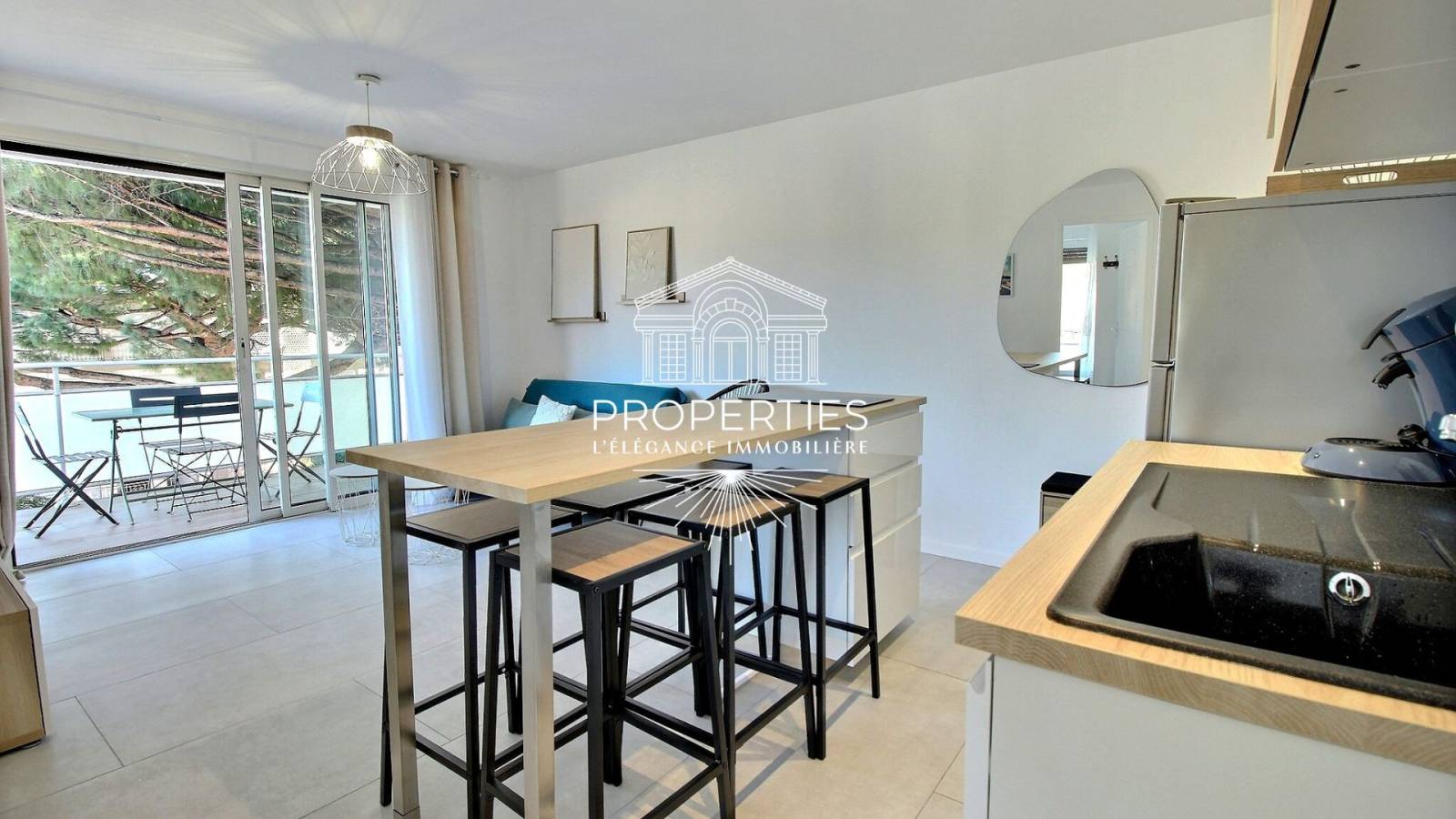 Appartement T3 dans résidence avec terrasse vue mer à CAVALIRE 