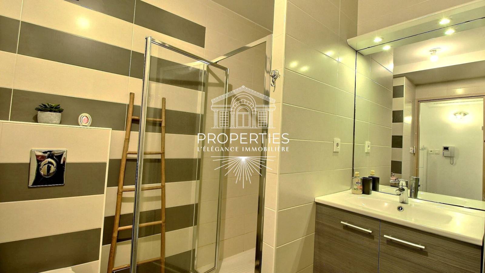 A vendre T1 à Carqueiranne avec terrasse et parking 