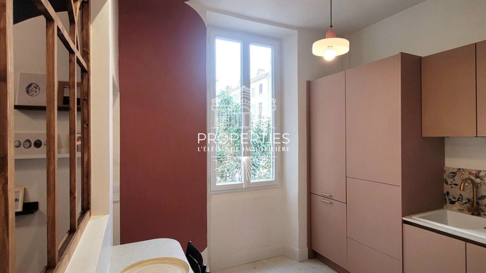 A vendre appartement au 1ER étage sur Hyeres proche de tous commerces 