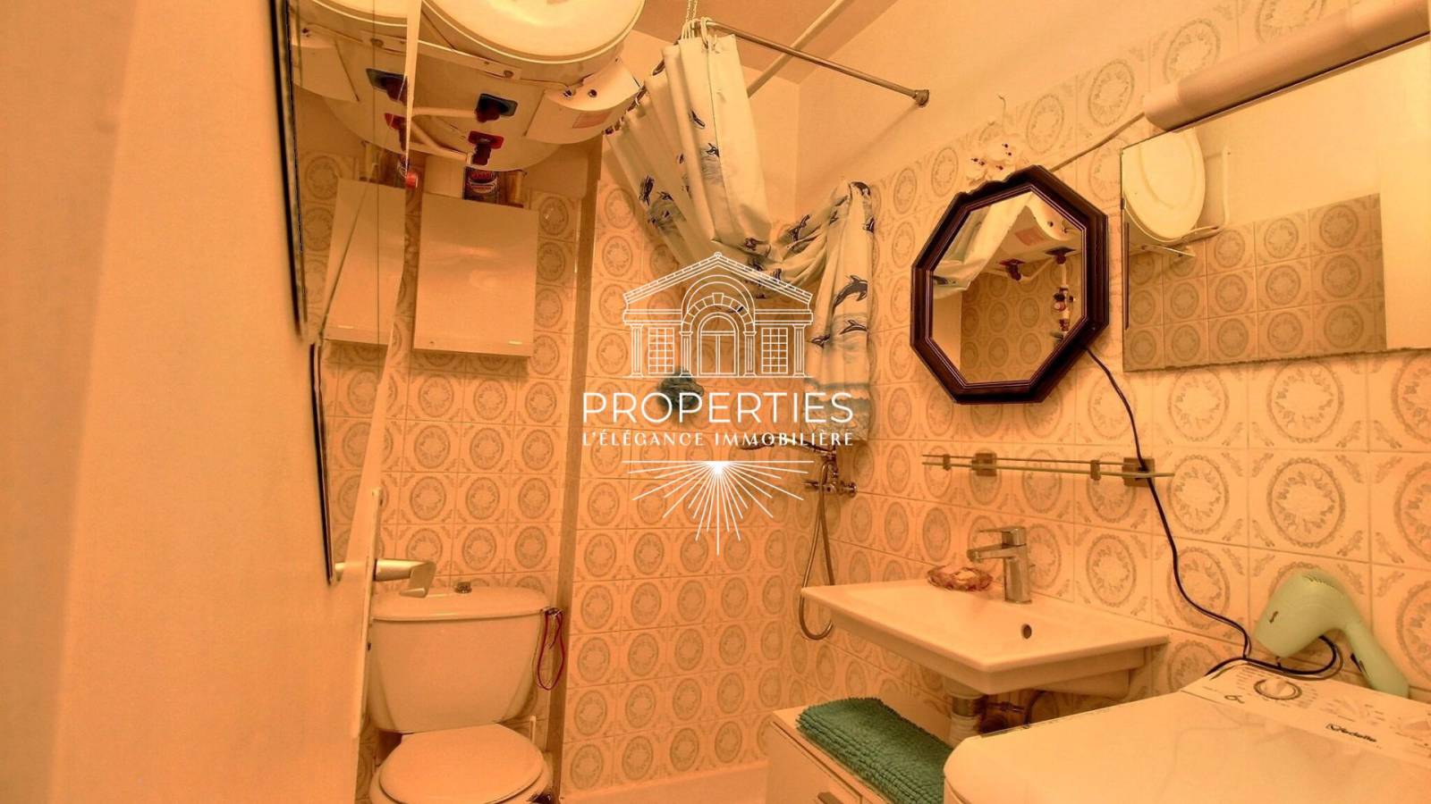 A la vente studio dans rue commerçante du Lavandou avec ascenseur 