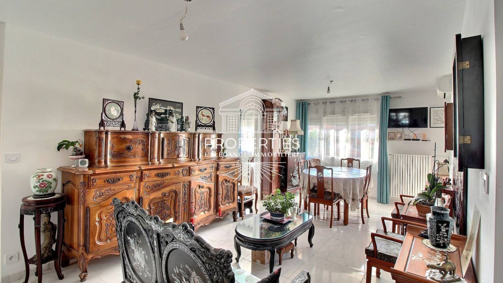 À Hyères, lumineux T3 rénové en viager occupé, dernier étage avec ascenseur, parking et balcon