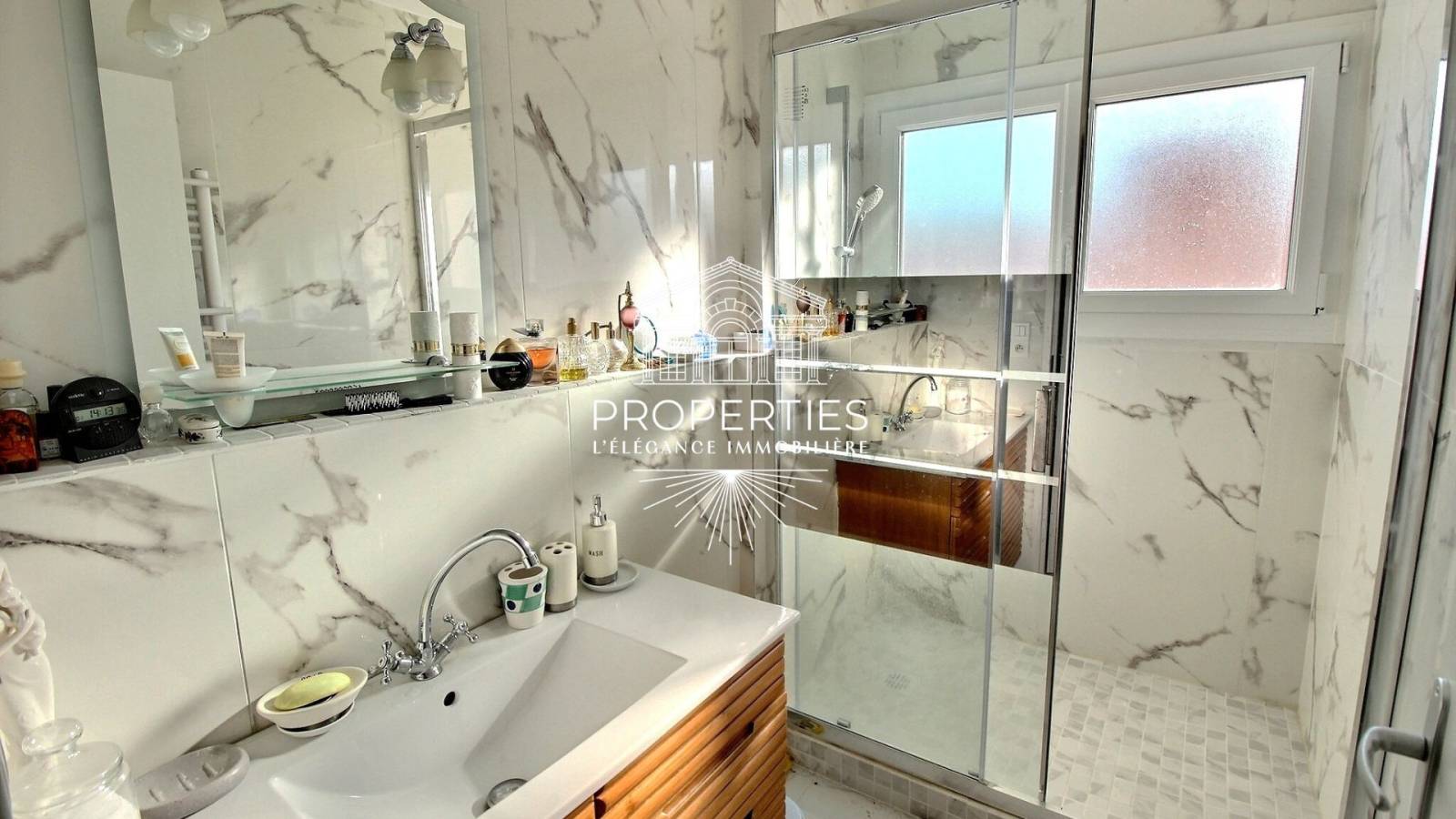 Viager résidence fermée et sécurisée, au calme, sur Hyères quartier de la gare avec place de parking 