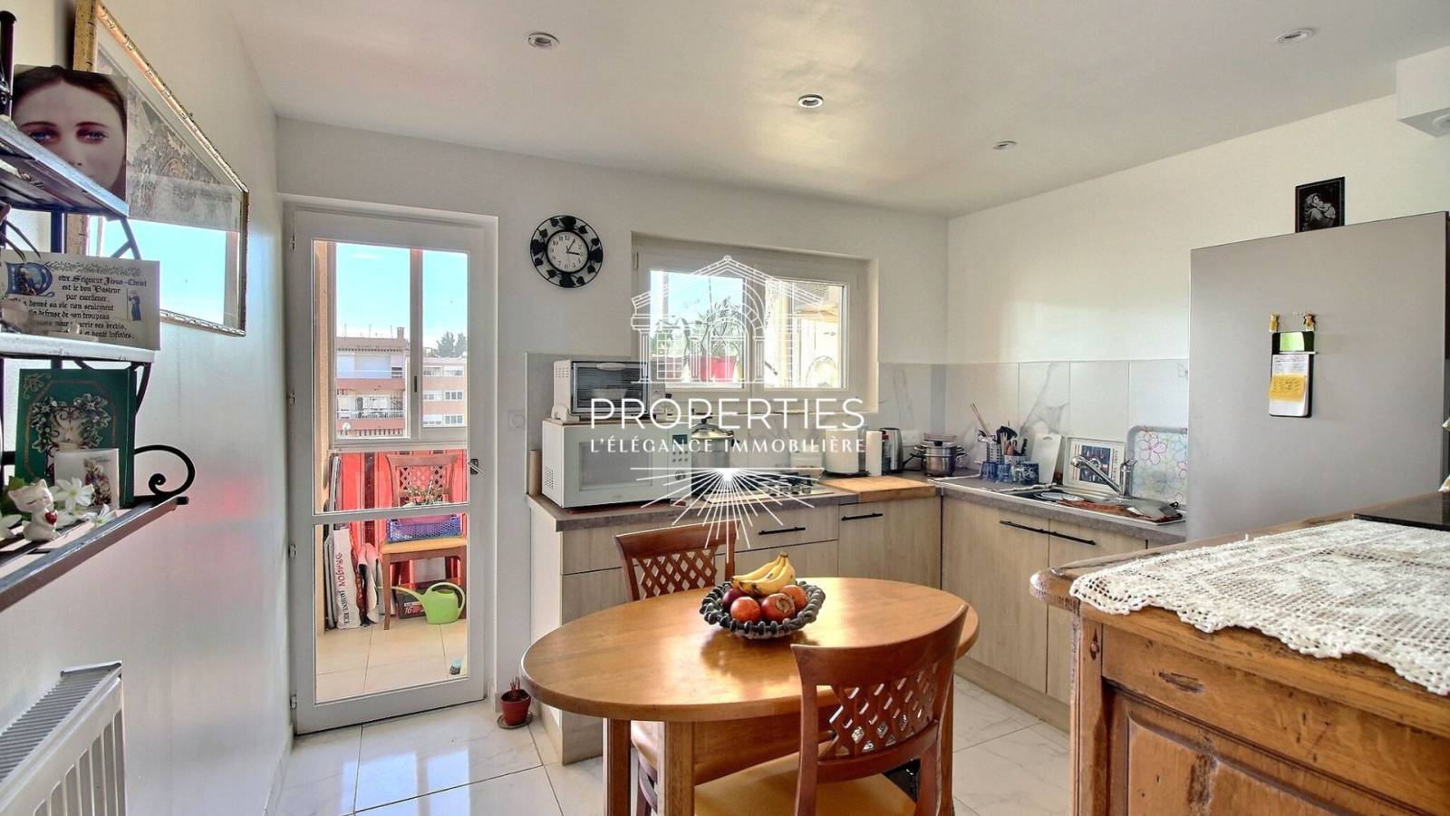 à la vente en viager occupé une tête (dame de 75 ans). Bouquet 65 400€ , rente  750€ / mois, ce superbe T3 lumineux, en dernier étage avec ascenseur (4/4), entièrement rénové.