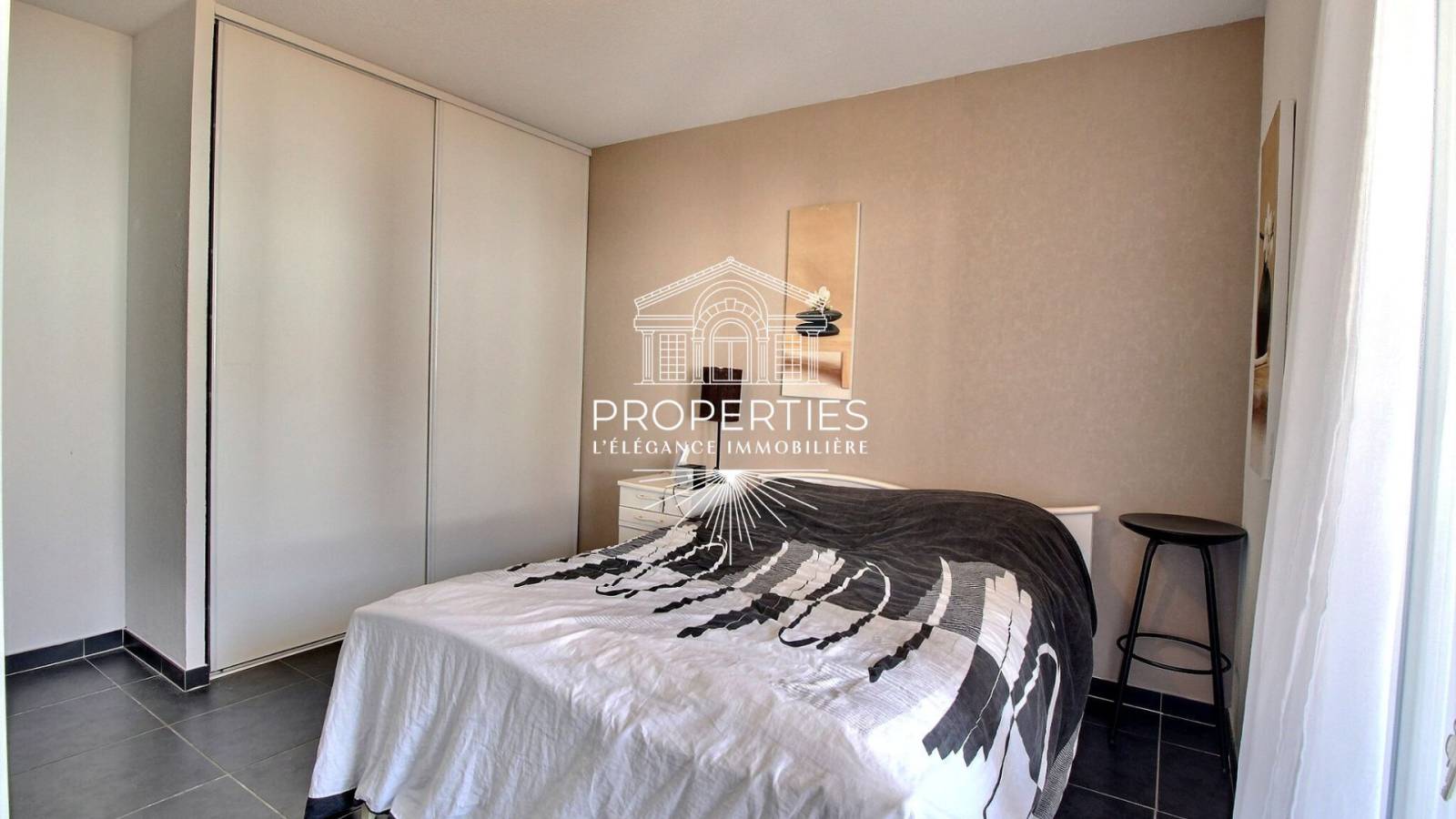 A vendre appartement avec terrasse proche du centre ville avec ascenseur à Cuers 