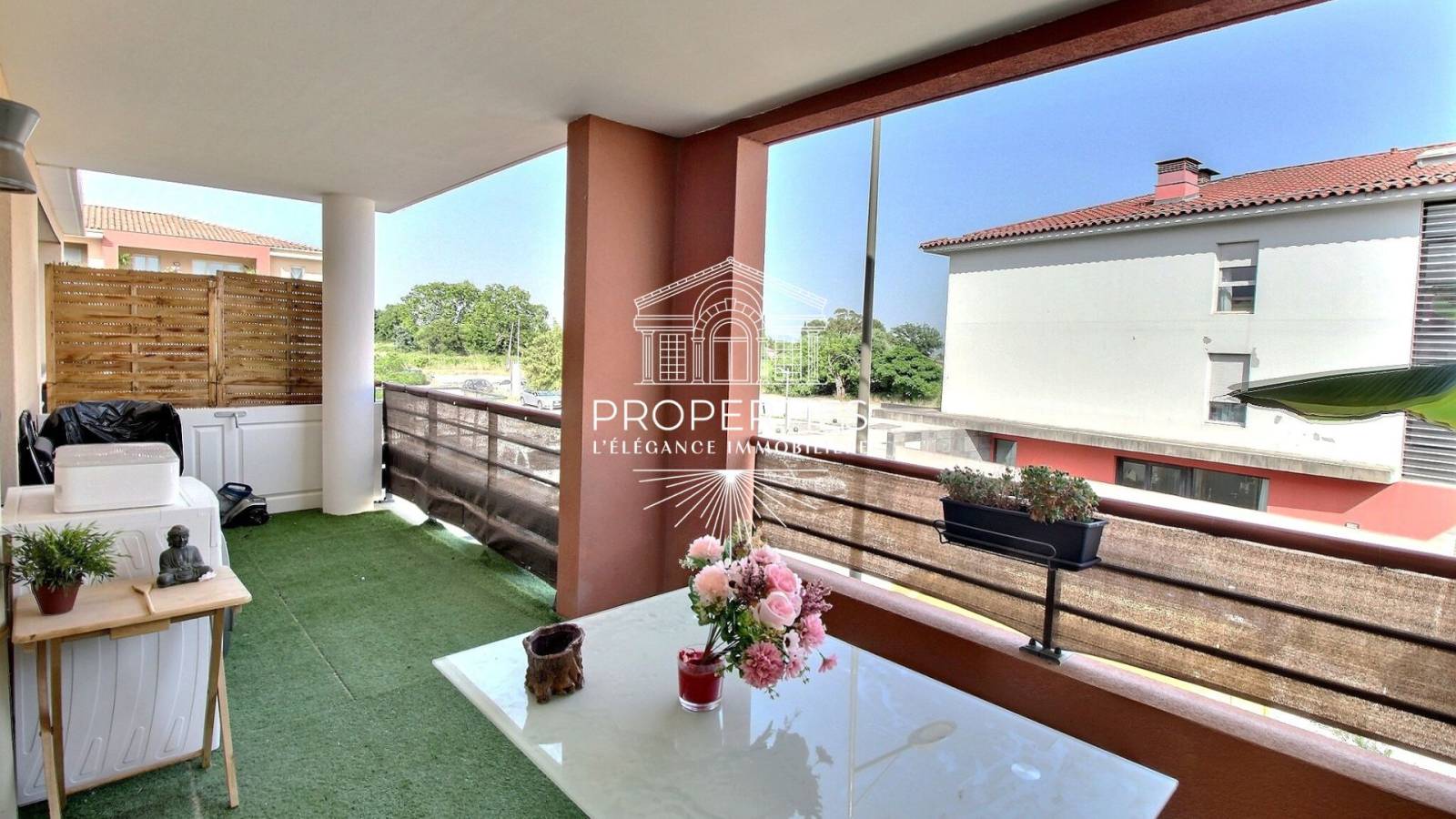 A vendre à  Cuers,  appartement T2 de 41 m² avec terrasse, parking, ascenseur et climatisation, au calme