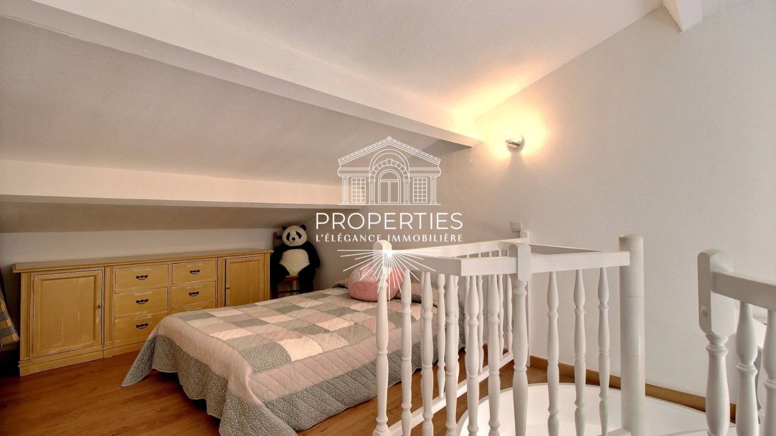 APPARTEMENT T5 AVEC GRANDE TERRASSE SUR CARQUEIRANNE VAR 