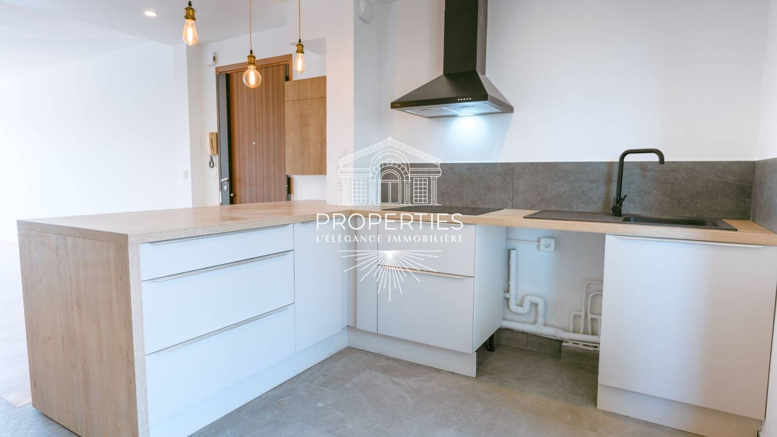 Appartement à vendre à Hyères avec terrasse et place de parking en sous-sol 