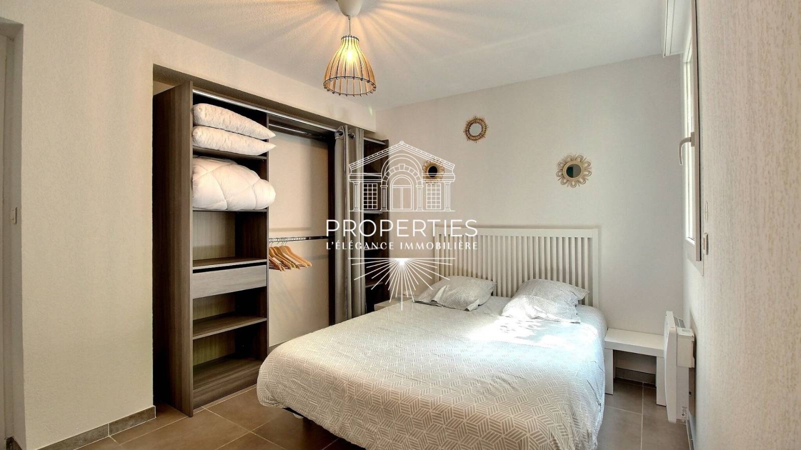 A vendre T2 L'appartement entièrement rénové avec des matériaux de qualité se compose d'une pièce de vie avec sa cuisine ouverte, équipée et aménagée, ouvrant sur une terrasse et un jardinet exposés ouest, une chambre, un dressing, une salle de bains et u