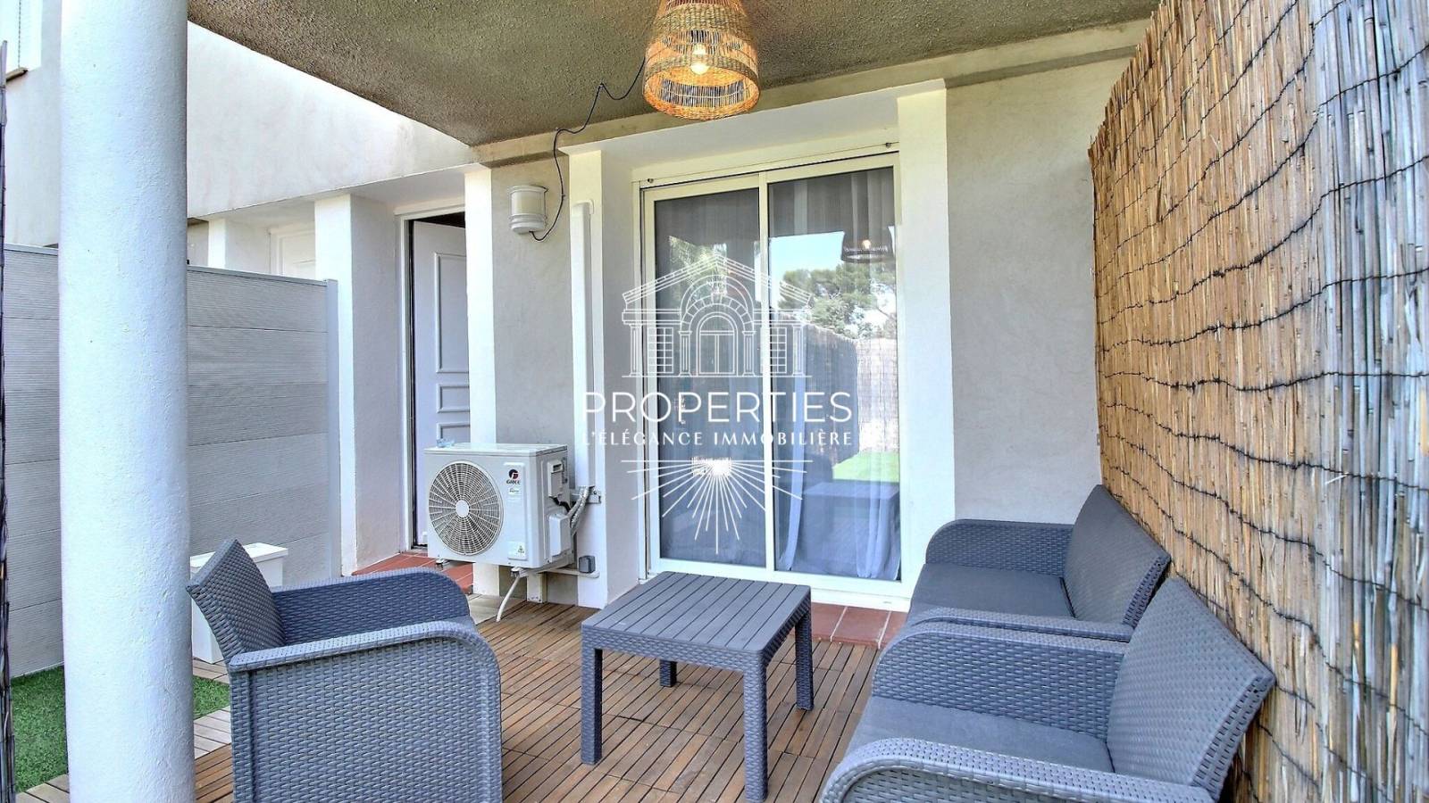 Avendre pour investir sur Carqueiranne cet appartement T2 en rez-de-jardin 