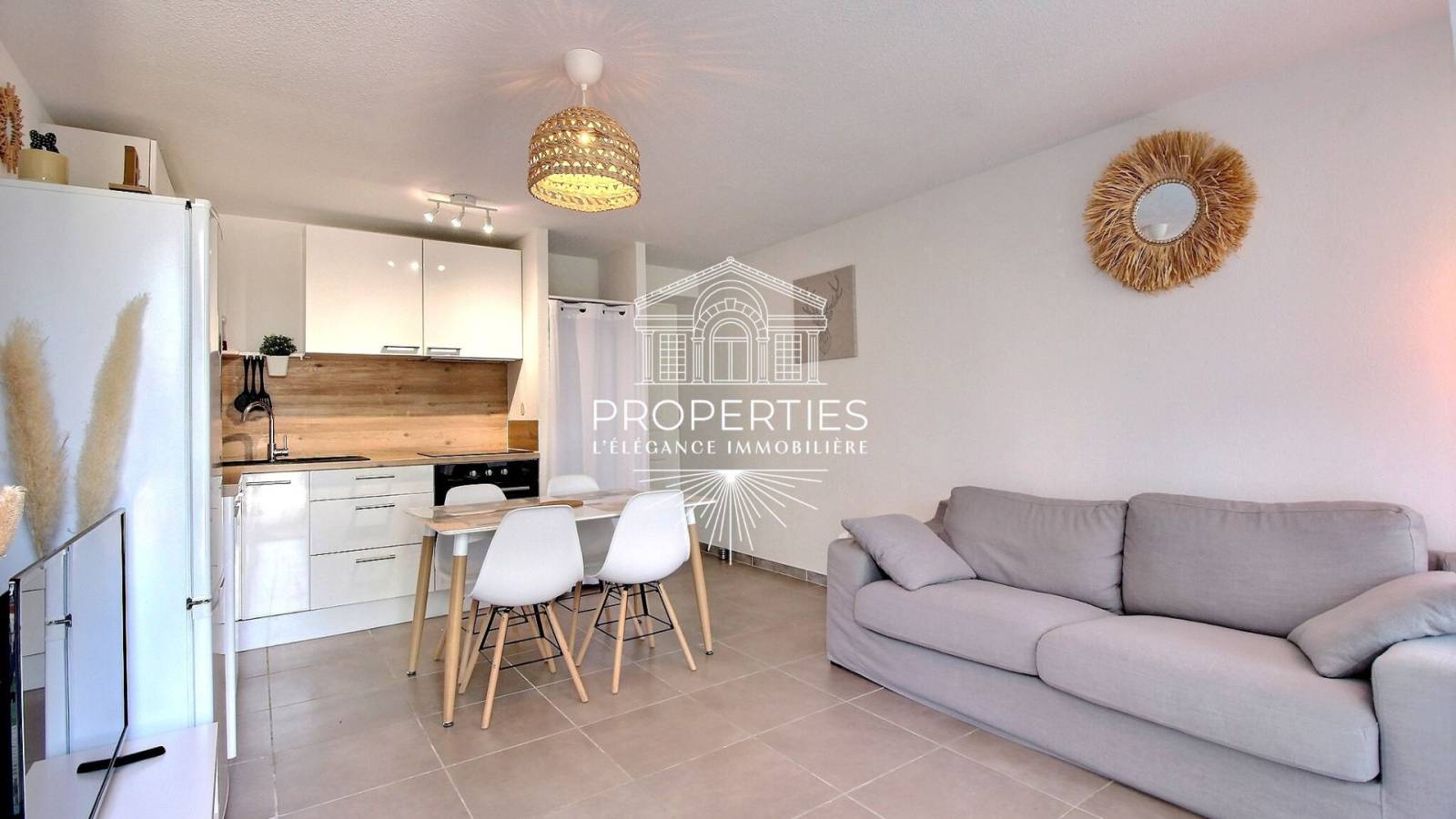 A vendre appartement T2 tres bien situé à Carqueiranne avec  place de parking privative