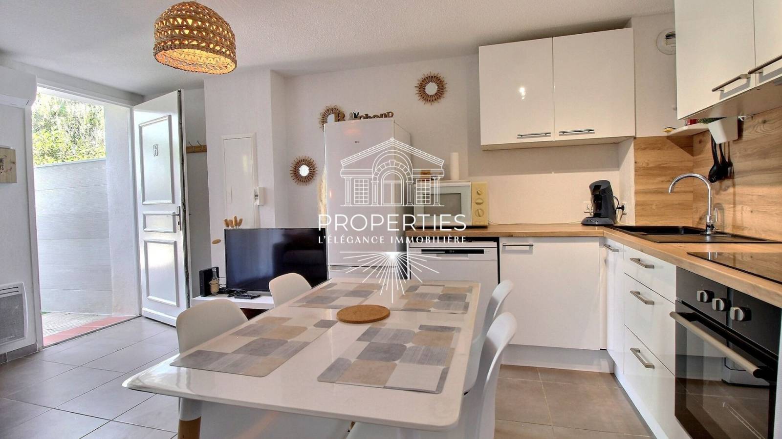 A vendre appartement T2 en rez-de-jardin d'une petite copropriété située au calme, en pleine nature, dans le secteur recherché du Paradis Nord à Carqueiranne 