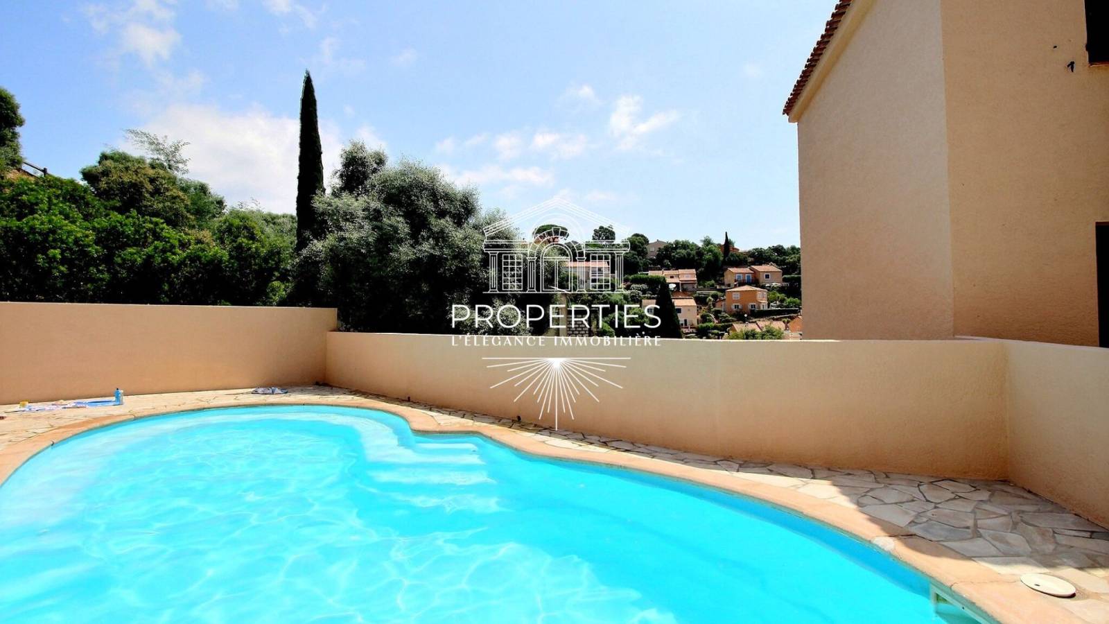 À vendre à Bormes-les-Mimosas : appartement T3 lumineux avec jardin, piscine, parking et vue dégagée