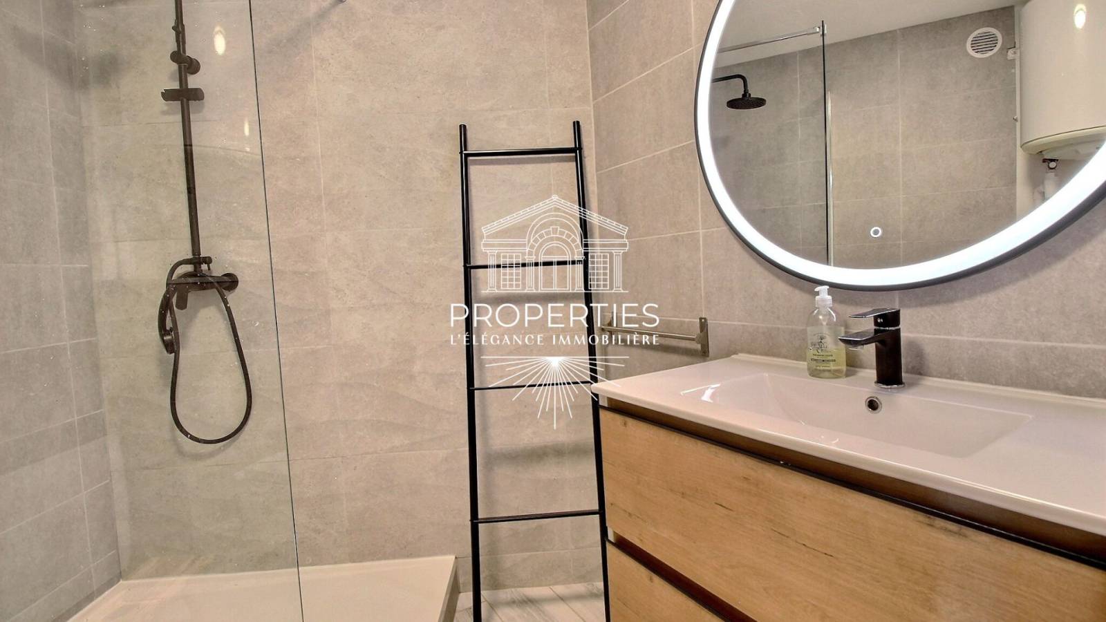 Appartement à vendre en dernier étage à bormes les mimosas 83 VAR