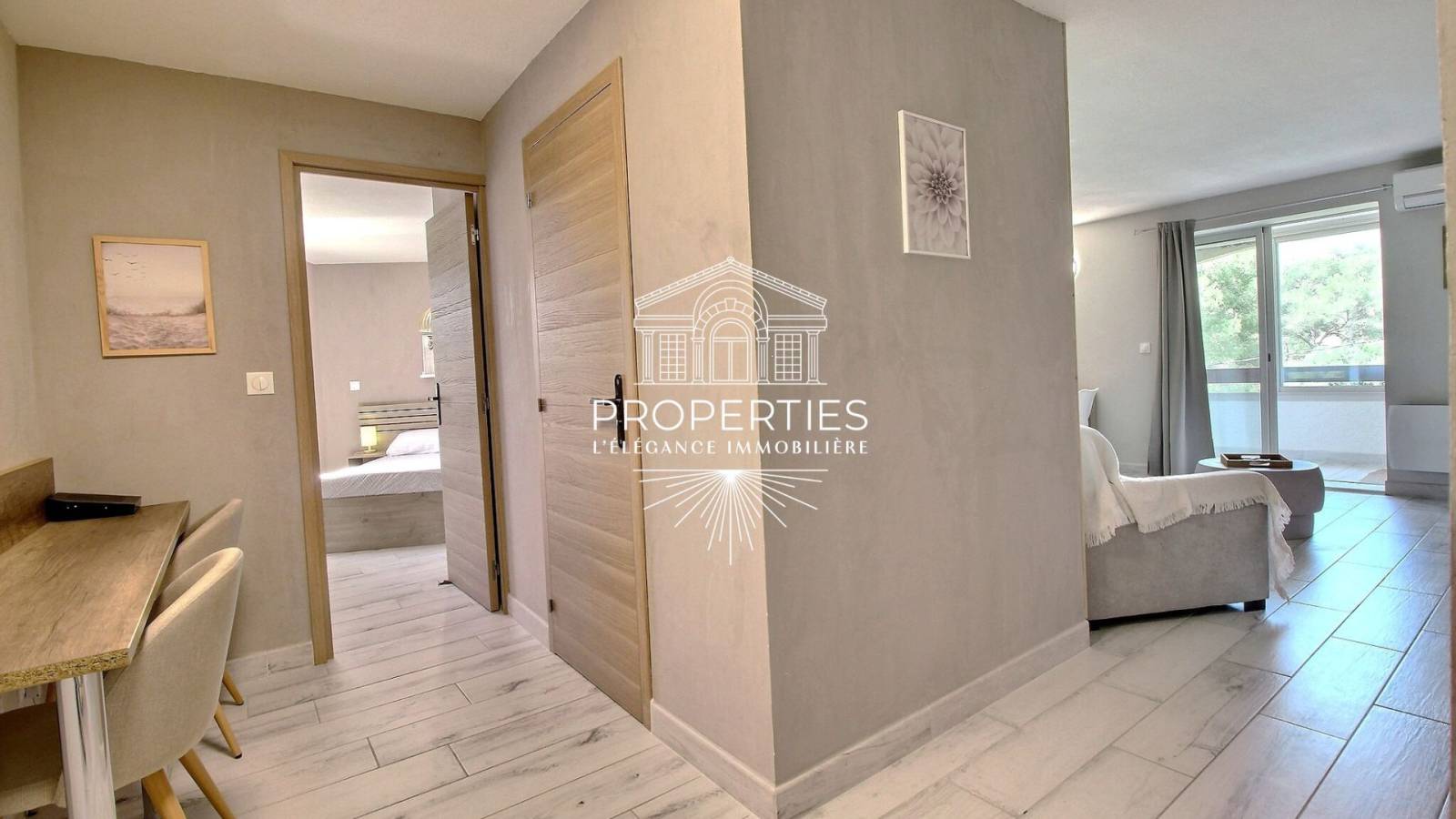 A vendre appartement avec loggia et entièrement rénové à la favière sur BORMES LES MIMOSAS 