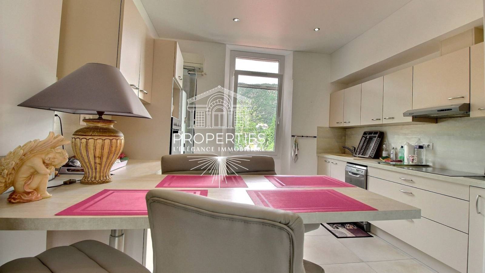 Rare opportunité : villa divisible en 3 appartements avec jardin au Lavandou, secteur Saint-Clair au Lavandou