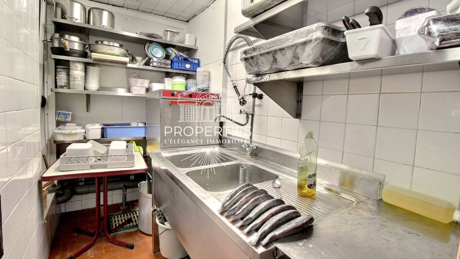 En exclusivité  fonds de commerce au Lavandou avec 70m² + véranda, proche plages et campings