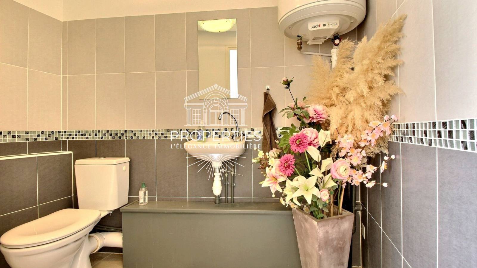 Boutique de dégustation au Lavandou, sans concurrence et faible loyer à vendre 