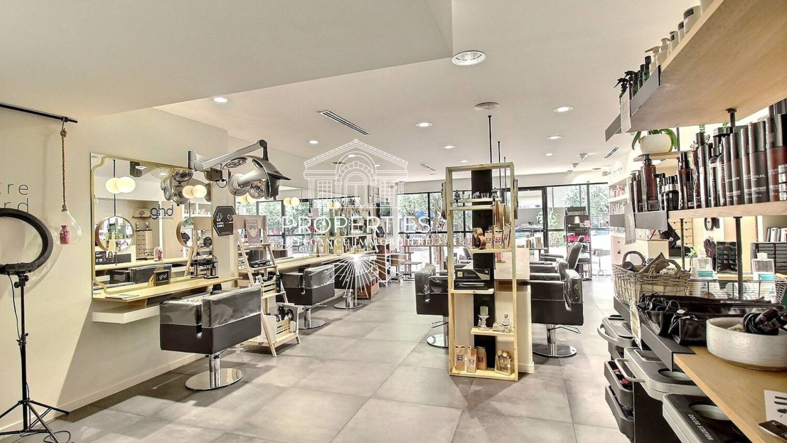 Fonds de commerce à vendre au Lavandou salon de coiffure bien établi en emplacement N°1