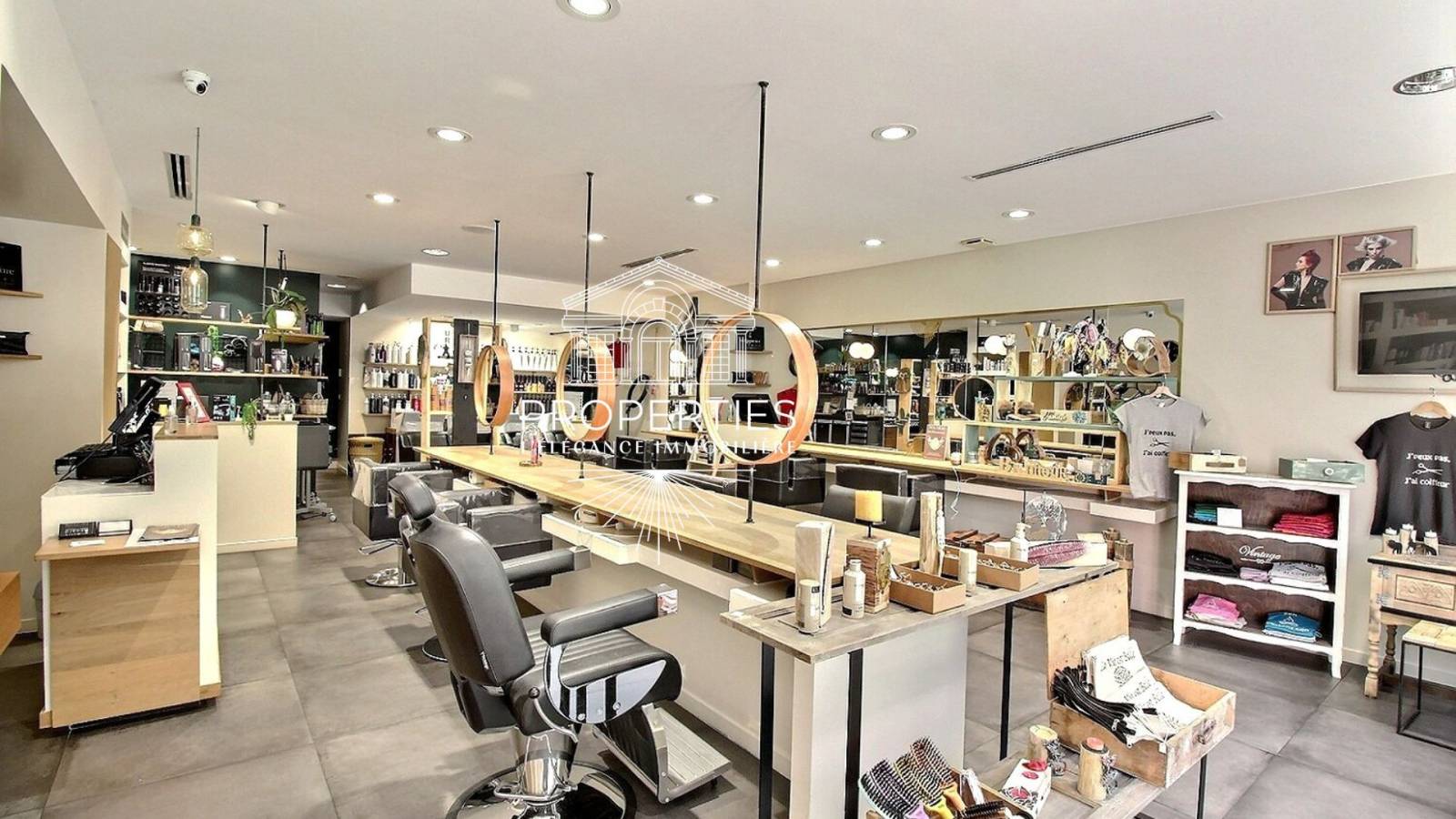 À céder : salon de coiffure au Lavandou équipe en place et bail tous commerces