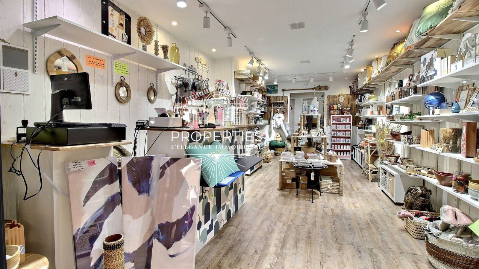 Opportunité à saisir fonds de commerce situé dans la rue commerçante du Lavandou