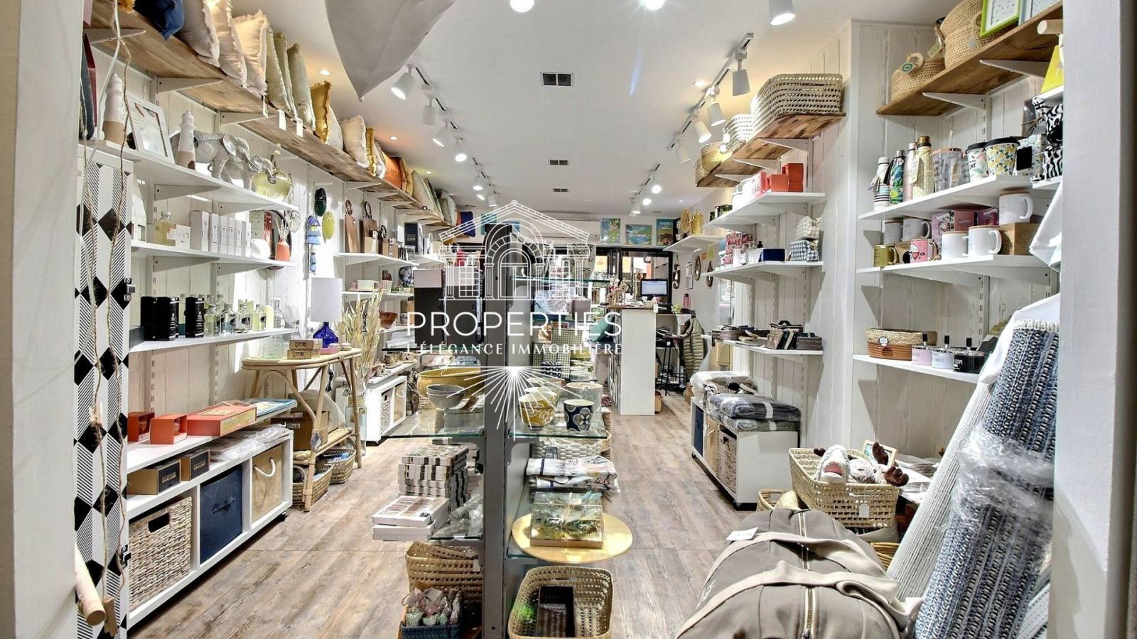 À vendre local climatisé  avec réserve prêt à l’exploitation