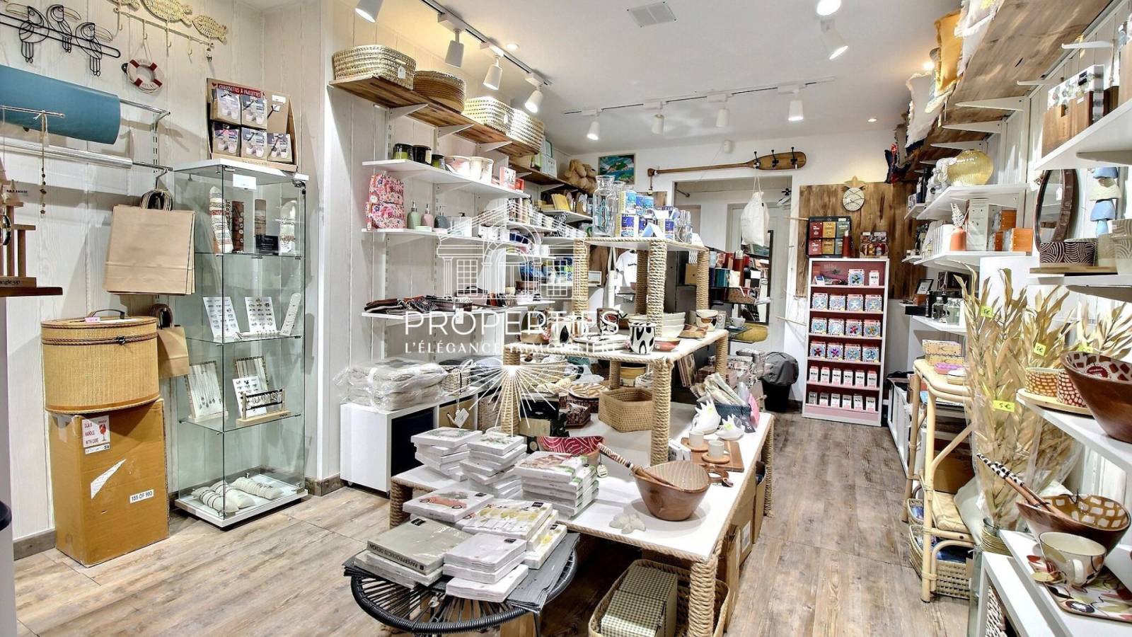 Boutique à vendre à deux pas des plages du Lavandou