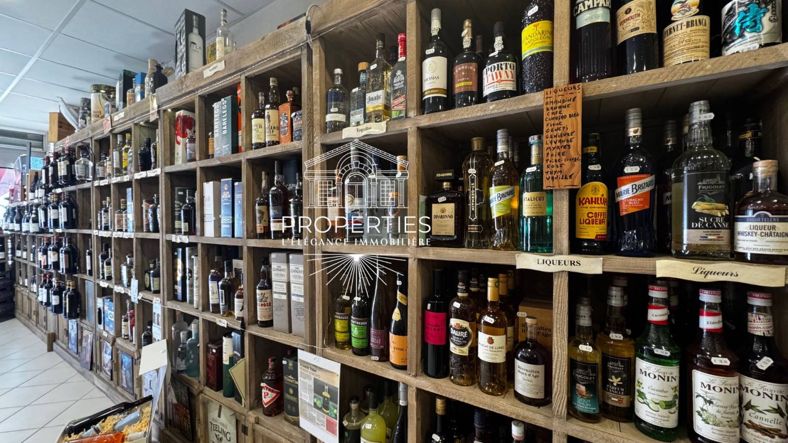 Fonds de commerce cave à vins à céder à Bormes-les-Mimosas  emplacement avec parking, clientèle fidèle