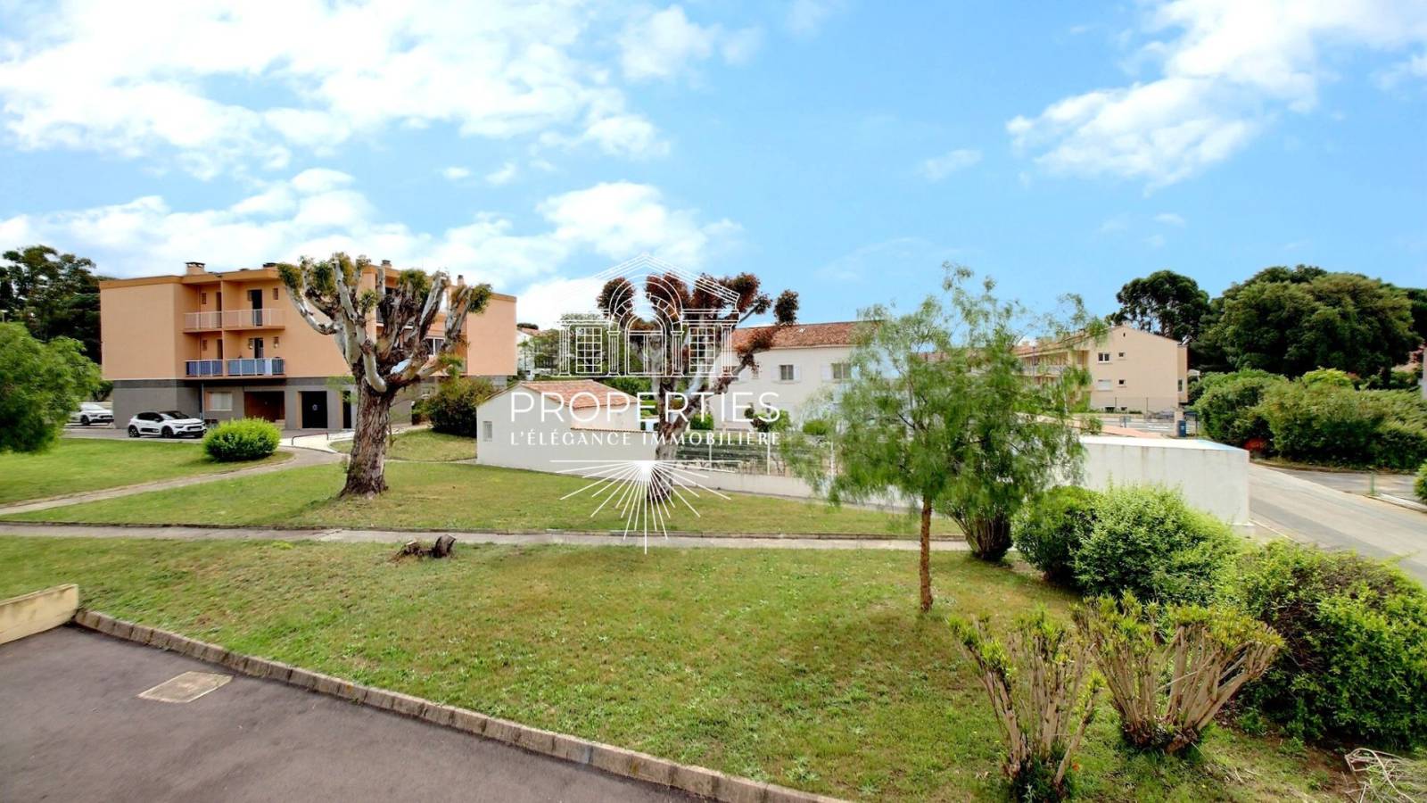 Appartement T2 à vendre à Bormes-les-Mimosas, plein sud, loué, résidence gardiennée proche plages et centre