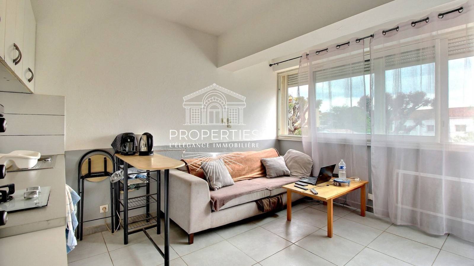 En vente à Bormes-les-Mimosas charmant appartement T2 loué, résidence sécurisée, plages et commodités à pied