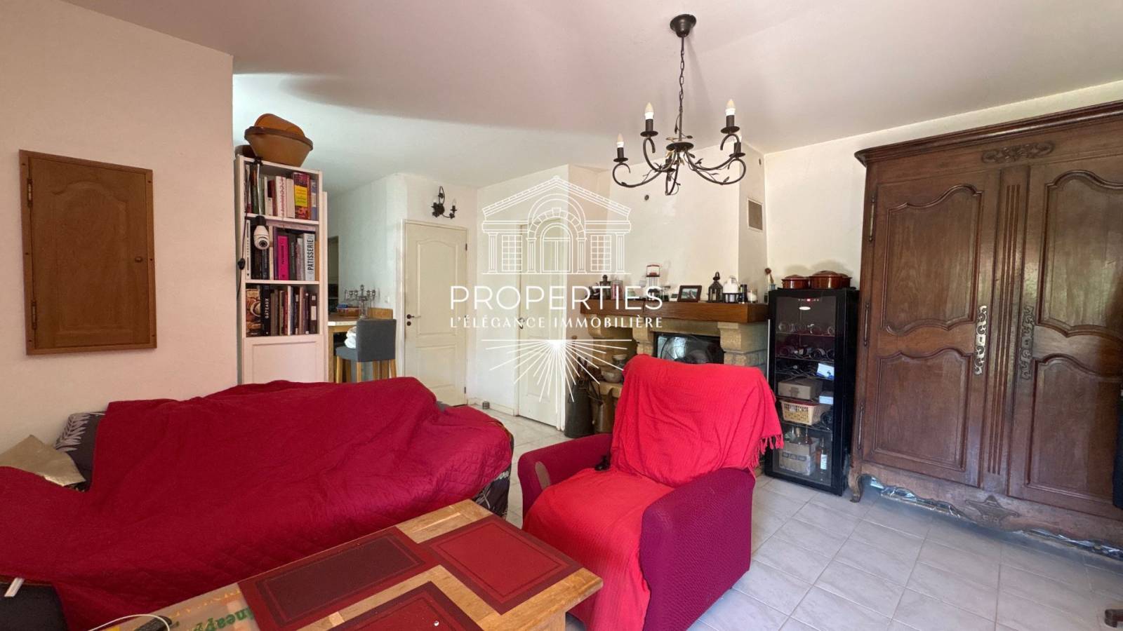 À vendre à Hyères T5propriété familiale spacieuse avec extérieur verdoyant, dépendance et pièce de vie ouverte