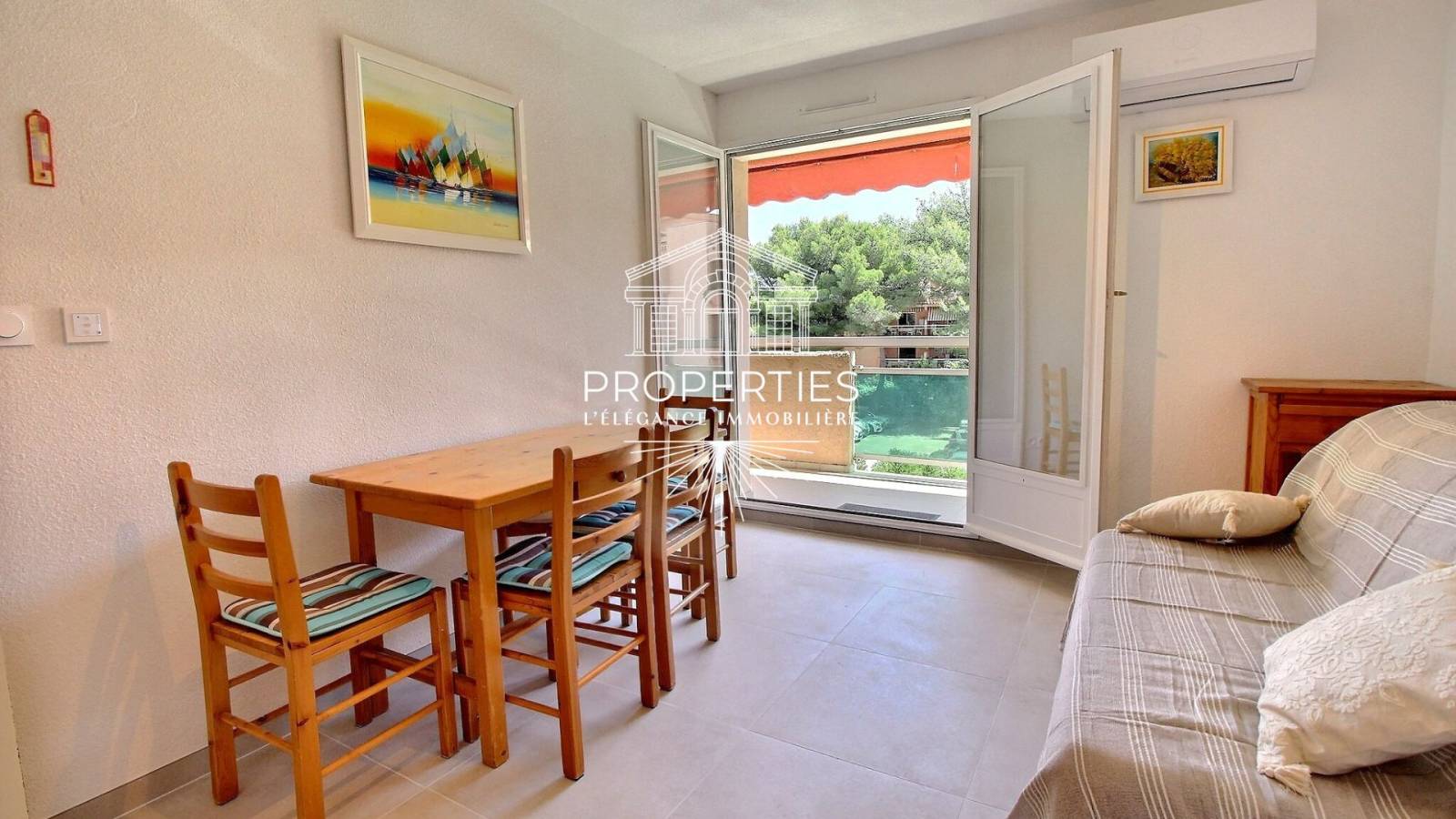 À saisir charmant appartement T2 cabine lumineux et rénové à Bormes-les-Mimosas quartier La Favière