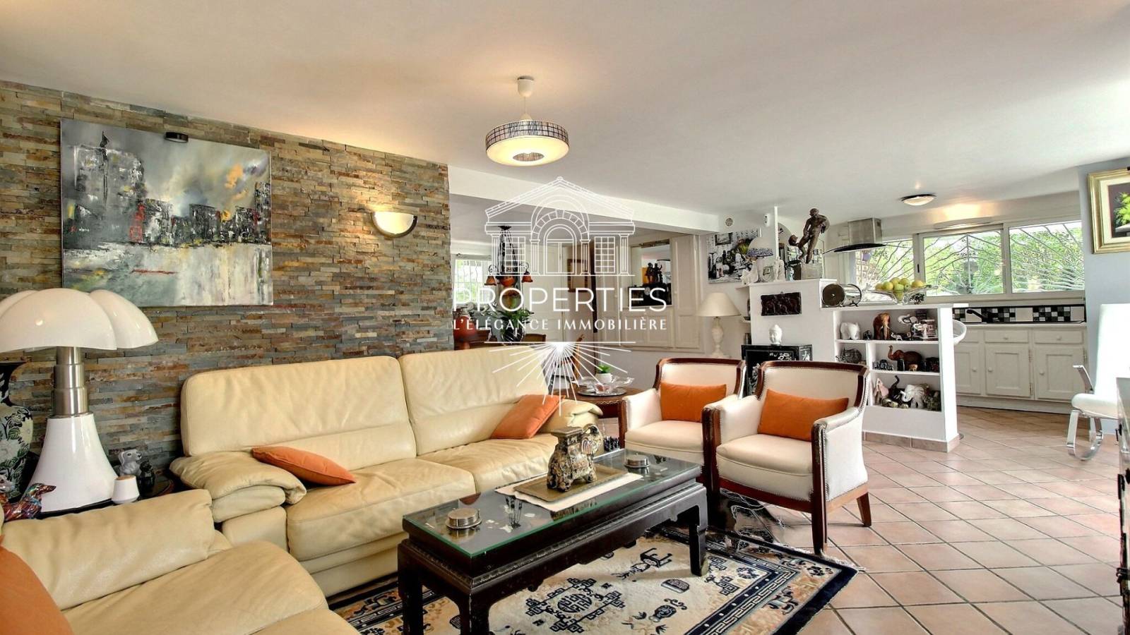 Maison à vendre à Bormes-les-Mimosas : piscine, studio indépendant et prestations haut de gamme