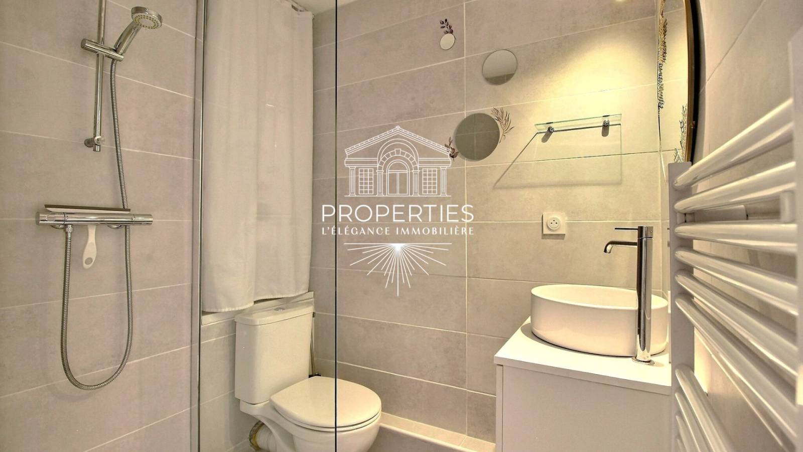 À céder à Carqueiranne : charmant T2 rénové avec balcon, stationnement et emplacement idéal proche mer