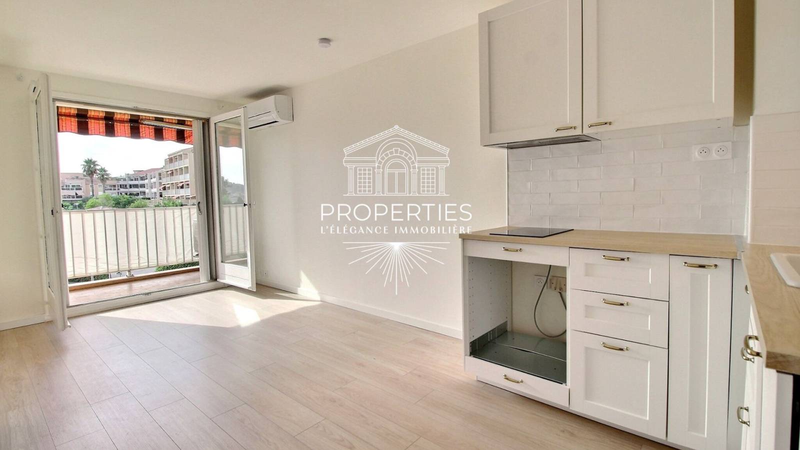 À acquérir à Carqueiranne : appartement T2 rénové avec balcon, parking et accès rapide centre-ville