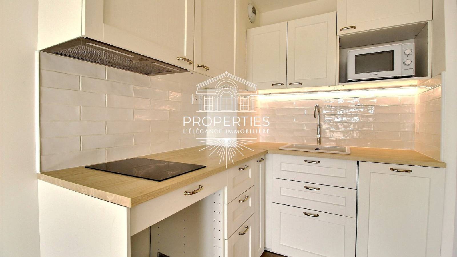 Disponible à l’achat à Carqueiranne : appartement T2 rénové avec balcon, parking privé et centre accessible