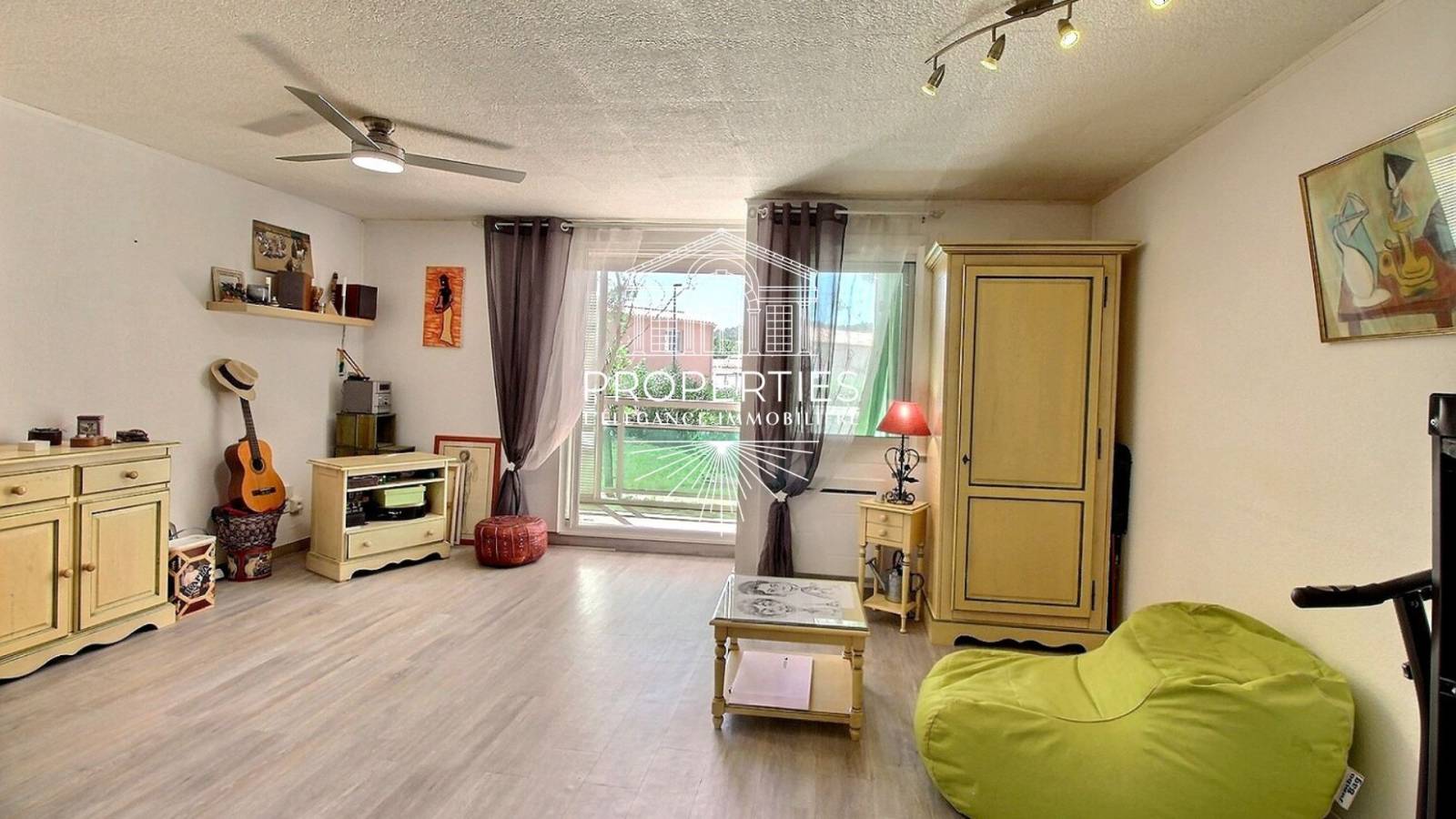 À vendre appartement deux pièces avec balcon terrasse exposé sud et garage au cœur de Bormes-les-Mimosas La Favière