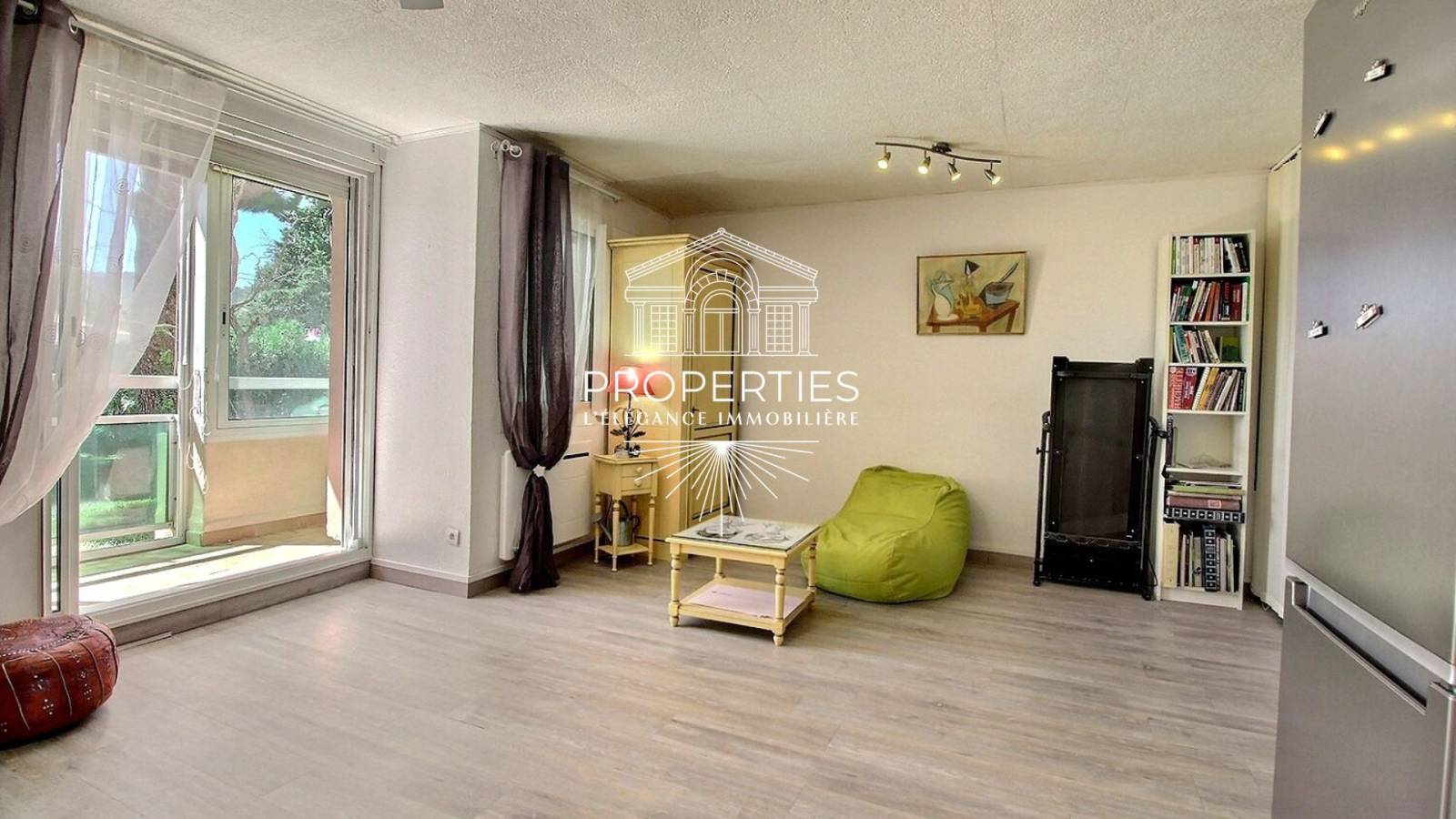 Appartement T2 lumineux avec terrasse et garage dans résidence sécurisée proche plage et commerces à Bormes-les-Mimosas La Favière
