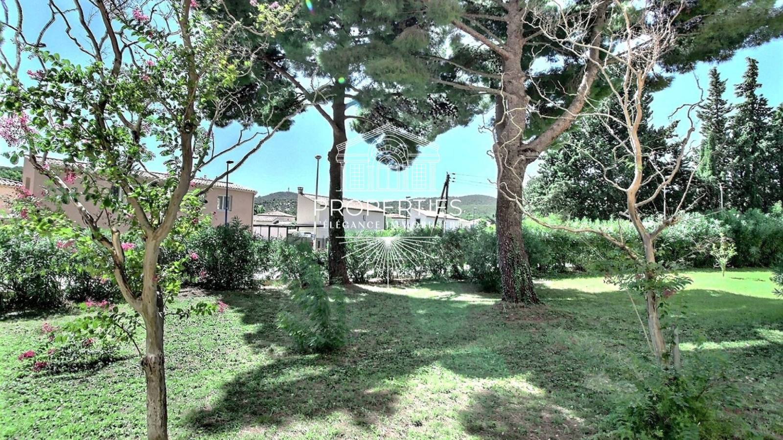 Appartement T2 proche plages et commodités avec terrasse, séjour lumineux et garage sécurisé à Bormes-les-Mimosas La Favière
